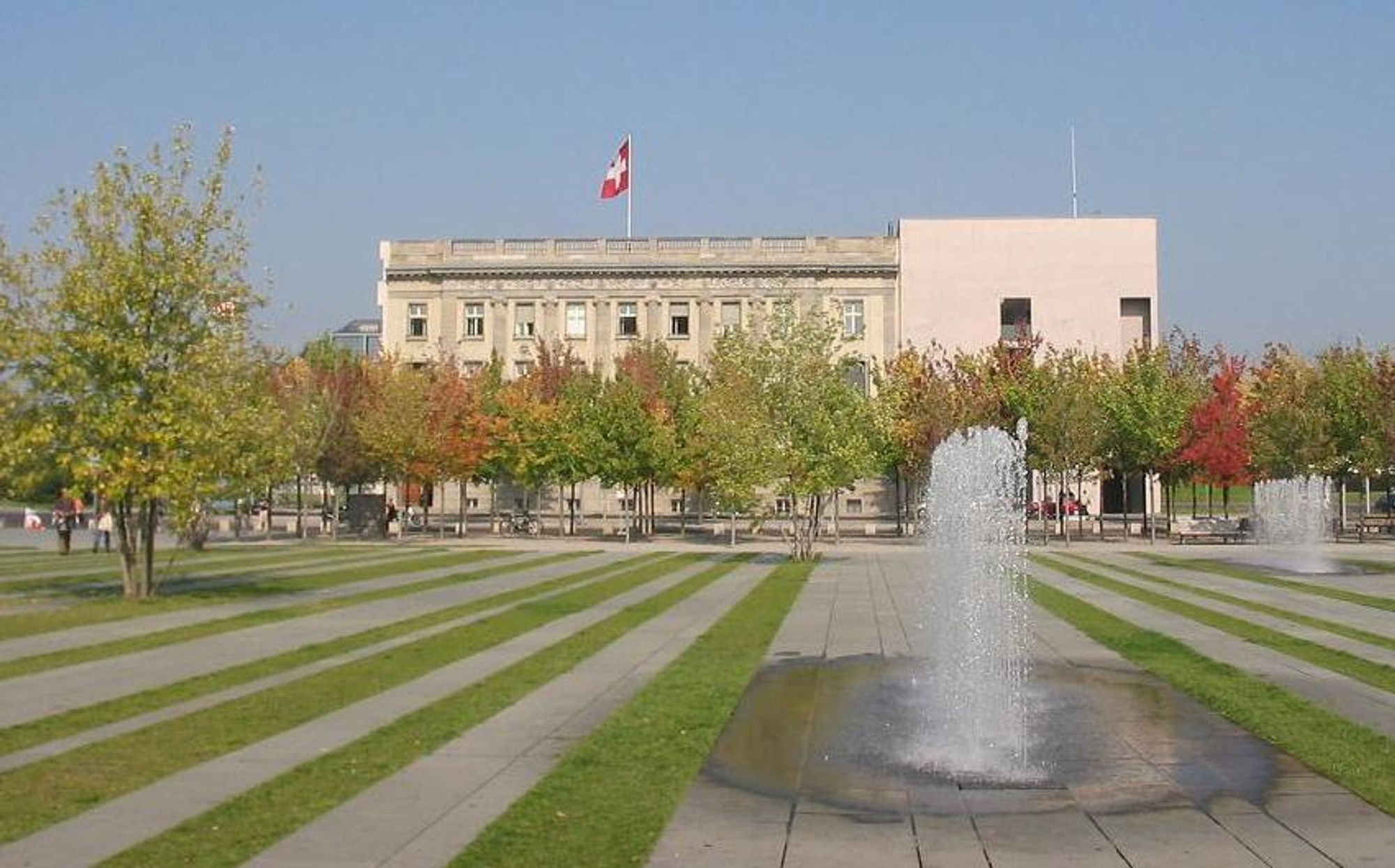 Kleines Land WLTBEKANNT
Man macht nicht genau so - und ist damit sehr erfolgreich

Bild Schweizer Botschaft gefühlt 2 Meter vom U-Bahnhof Bundestag
Schweizerische Botschaft mit dem Neubau auf der rechten Seite

Bild 2006
Lienhard Schulz CC2.5

Kein Engländer und kein Amerikaner hat es weggebombt
Man war noch da - 1945

Stand leicht verschmutzt von den Ereignissen