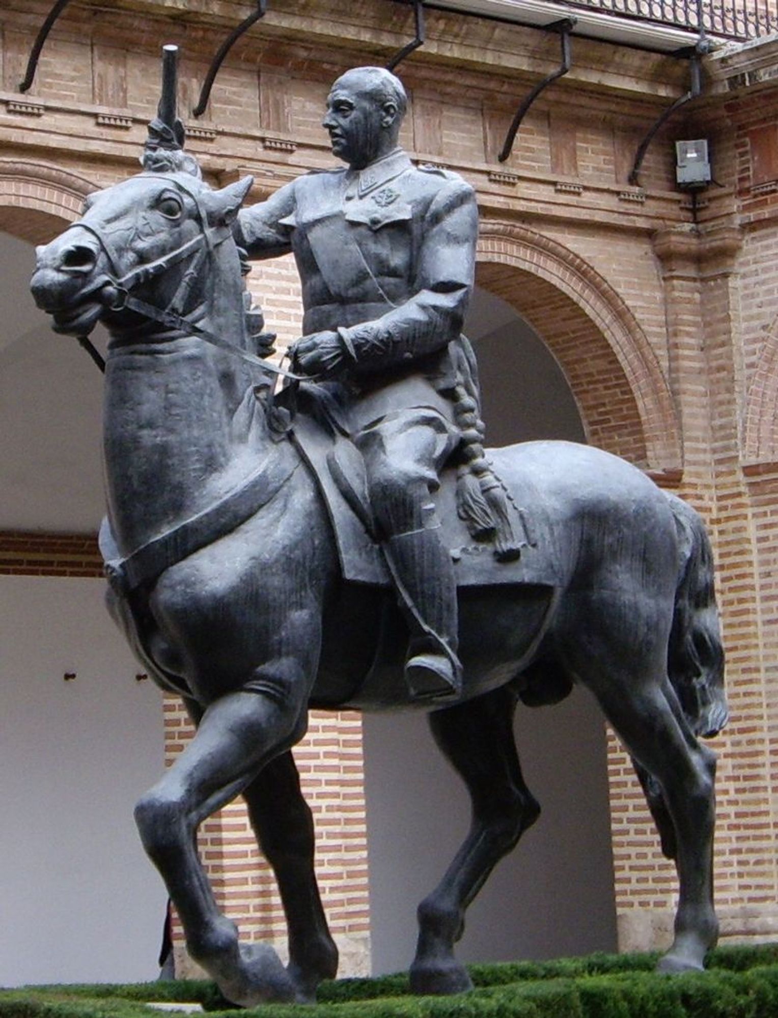 Man in Uniform (Zeichen für Gleichschaltung)
Franco-Statue in Ort Valencia Beispiel

Bild Joanbanjo Gemeinfrei
Aufnahme datiert 2007

Frankos Machtübernahme hat ÄHNLICHKEIT mit der CDU WEST
konservative und nationalkatholisch -> #Ideologie

Meerkmalee waren
autoritäres Institutionen Verhalten
Zensur Eingriffe
Sondergerichte etc.)
Man nannte es (Achtung) spanischer Staat
- falls du nicht auf Ungnade - bei einem Spanier treffen willst (AUFPASSEN bei Wortwahl)

Auf JEDEN Fall ein Entdeckerthema
zu Rechte Diktaturen
Europa