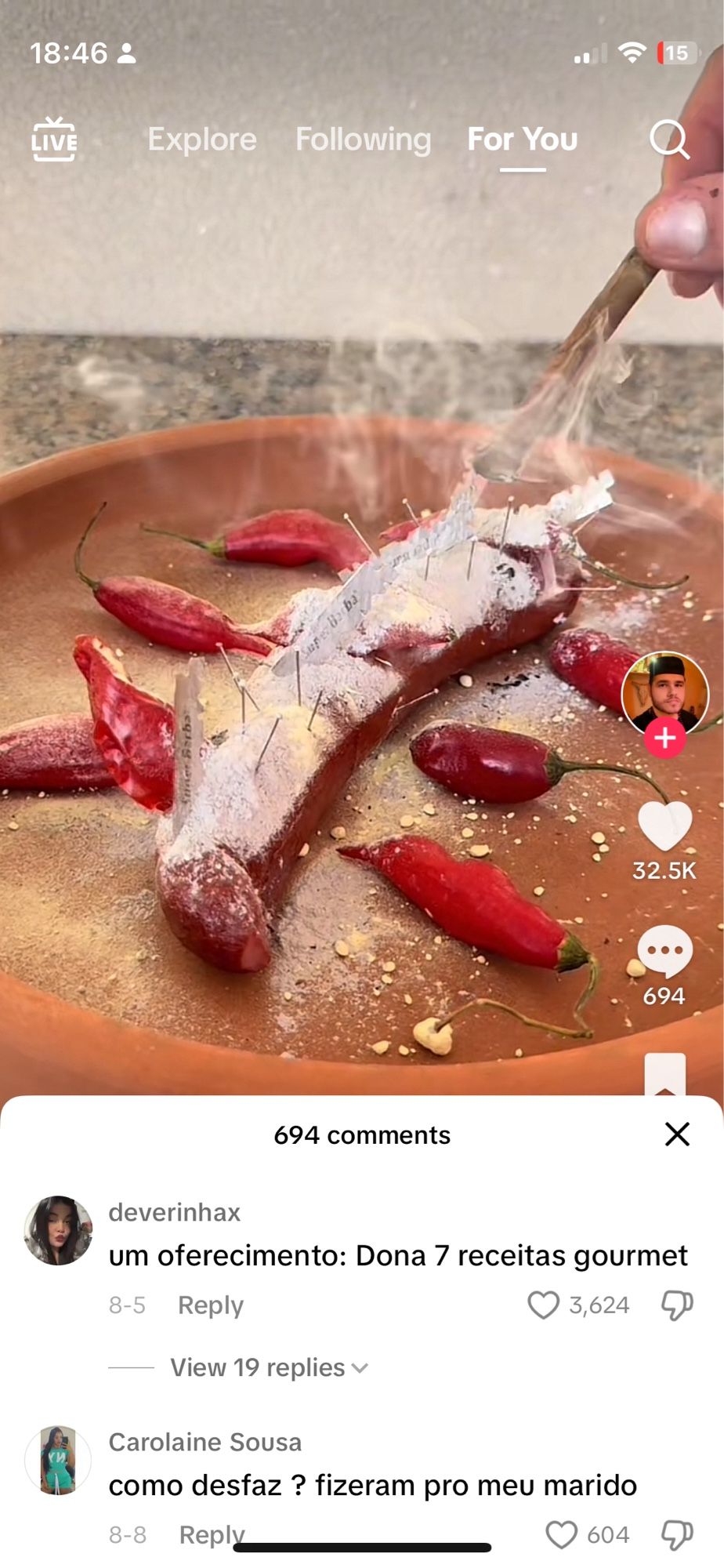 print de video do tiktok de um ritual de brochamento. no centro de um prato de barro decorado por pimentas se encontra uma linguiça toscana perfurada por diversos alfinetes e navalhas com o nome do coitado inserido no meio. nos comentários do vídeo, um apelo: como desfaz? fizeram pro meu marido.