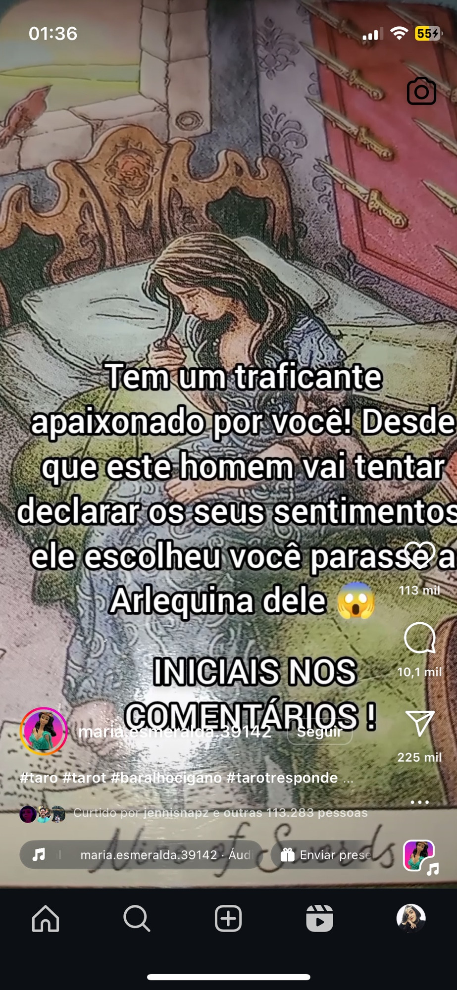 foto da carta de tarot Nove de Espadas. O que é bastante espada. Na carta, a imagem de uma mulher com uma camisola azulada sentada numa cama verde, bem coitada, enrolando o cabelo no dedo enquanto pensa na vida. Talvez deva estar pensando “meu deus, por que eu tenho 9 espadas na parede do meu quarto?” devido a ter 9 espadas dispostas de fato na parede do quarto. Sobre a imagem, lemos as palavras da taróloga, que é uma interpretação certeira dessa imagem descrita: Tem um traficante apaixonado por você! Desde que este homem vai tentar declarar os seus sentimentos ele escolheu você parasse a Arlequina dele