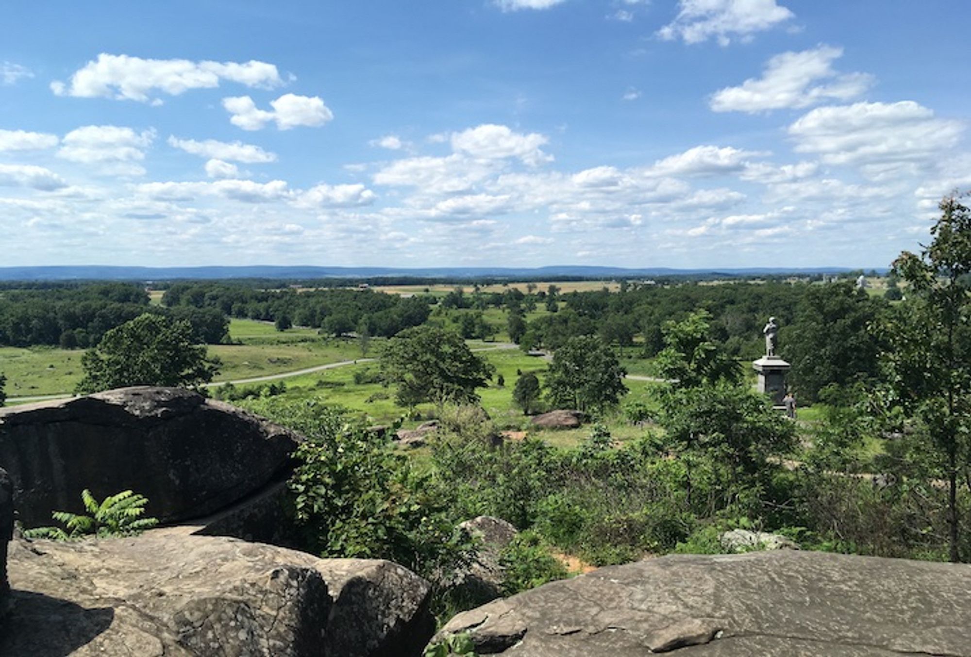 📸 Bild: Foto: Mara Weise, Ein Denkmal in der Landschaft (Little Roundtop Hill, Gettysburg), 28.06.2017, CC BY-SA 4.0.