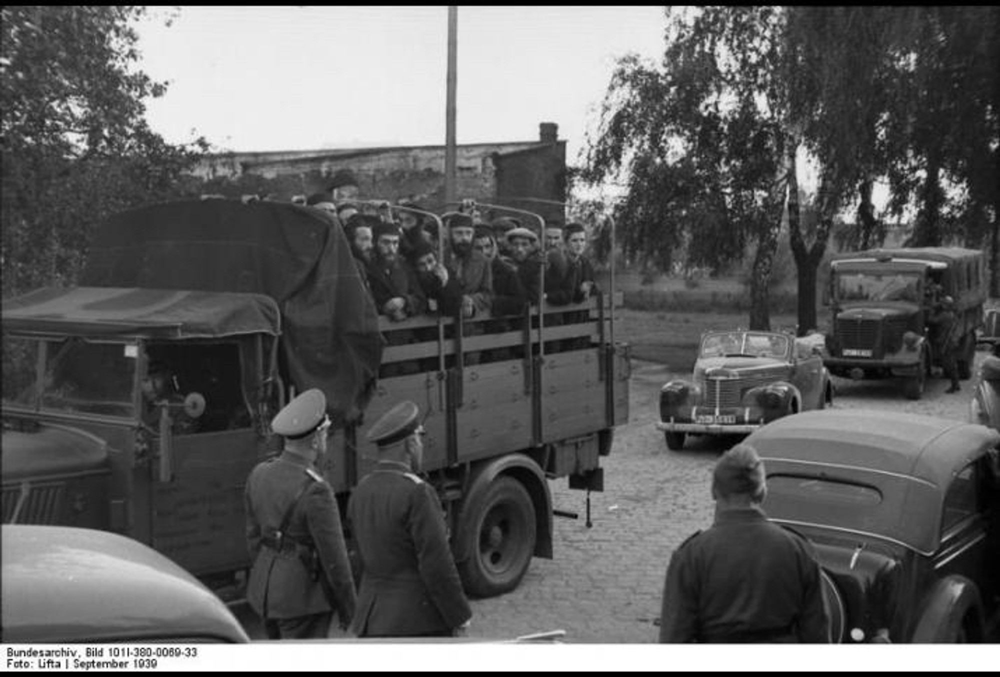 Transport verhafteter Juden auf einem LKW unter Bewachung von Polizei und Sicherheitsdienst. © Bundesarchiv, Bild 101I-380-0069-33 / Lifta / CC-BY-SA 3.0