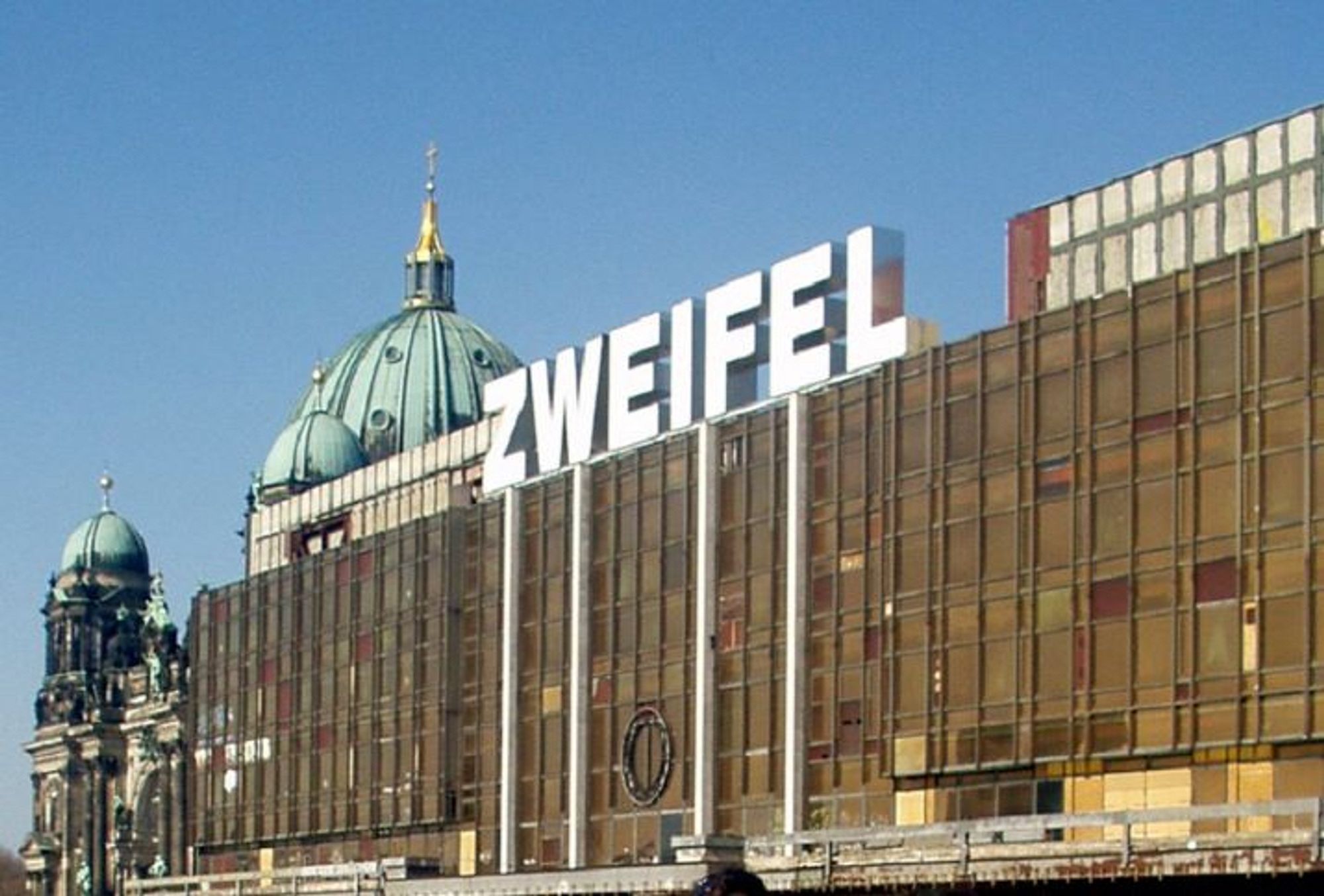 📸 Foto: Foto: Zweifel, Palast der Republik, April 2005. Quelle: Wikimedia Commons von Jula2812. Lizenz: CC BY-SA 4.0.