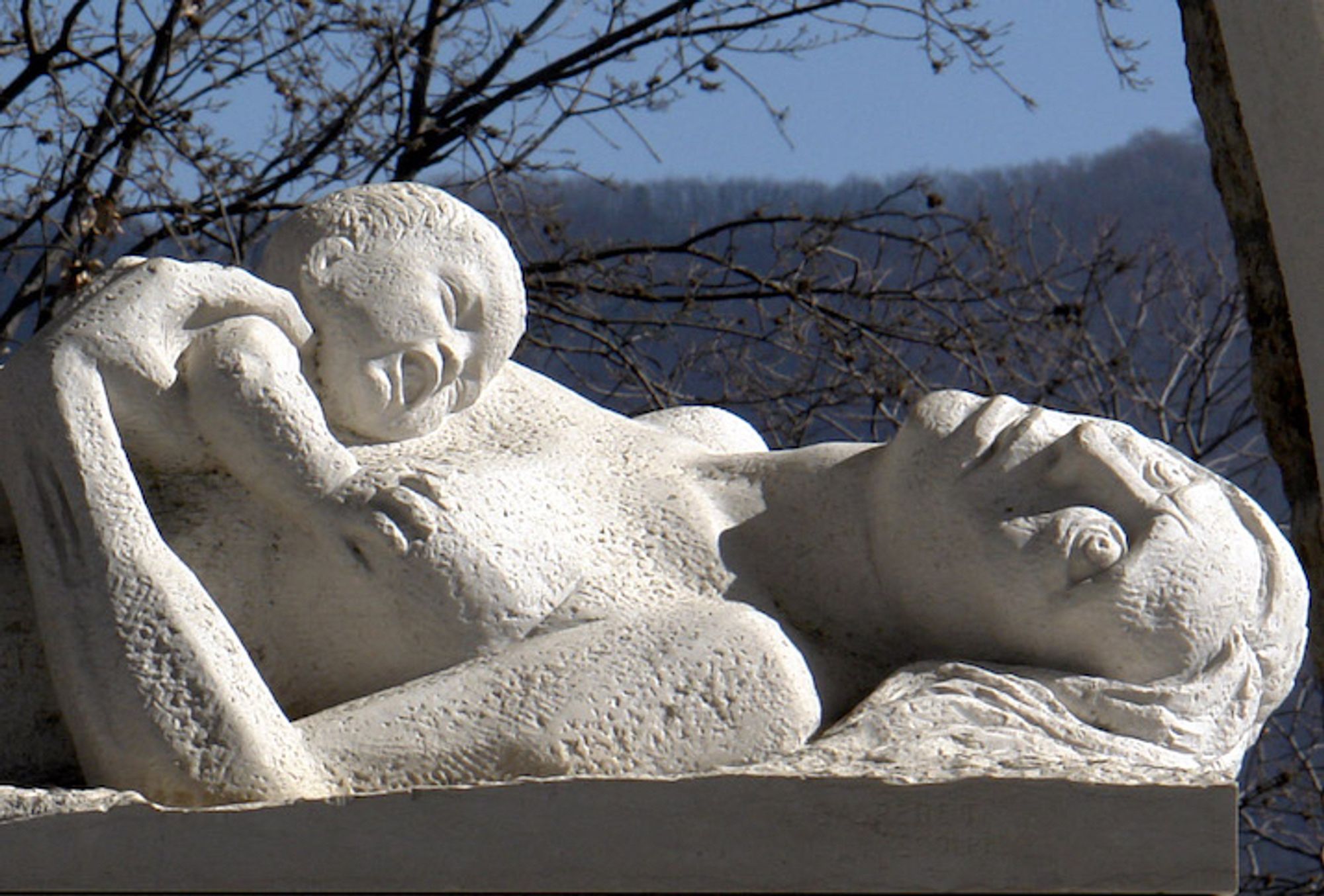 Sant' Anna di Stazzema, Skulptur Mutter und Kind (im Mahnmal), 2. Oktober 2012. Foto: Hans Peter Schaefer. Quelle: Wikimedia Commons. Lizenz: CC BY-SA 3.0.