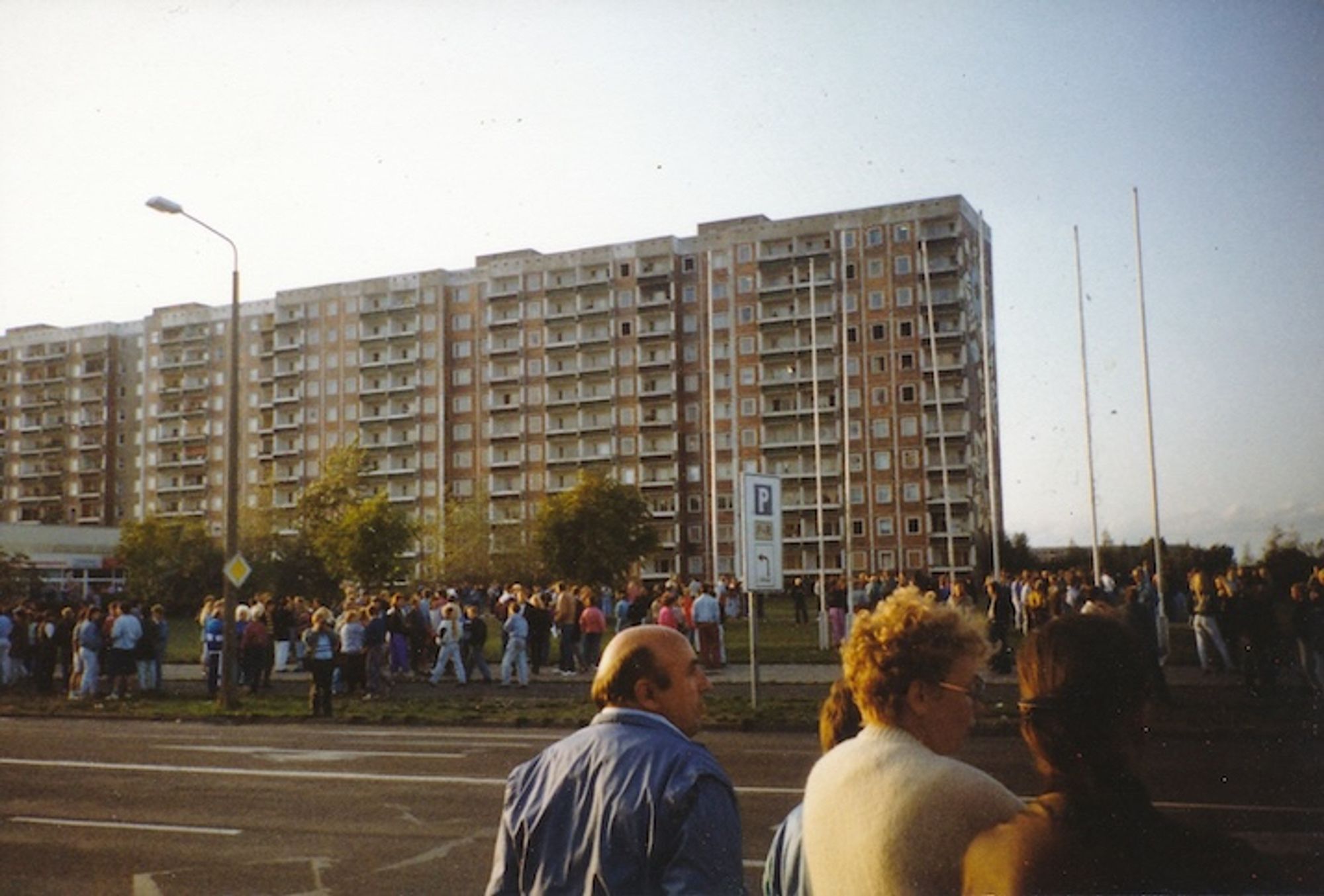 📸 Foto: Das Sonnenblumenhaus in Rostock-Lichtenhagen während des Pogroms 1992, Bildrechte: Dokumentationszentrum "Lichenthagen im Gedächtnis, Foto 8.