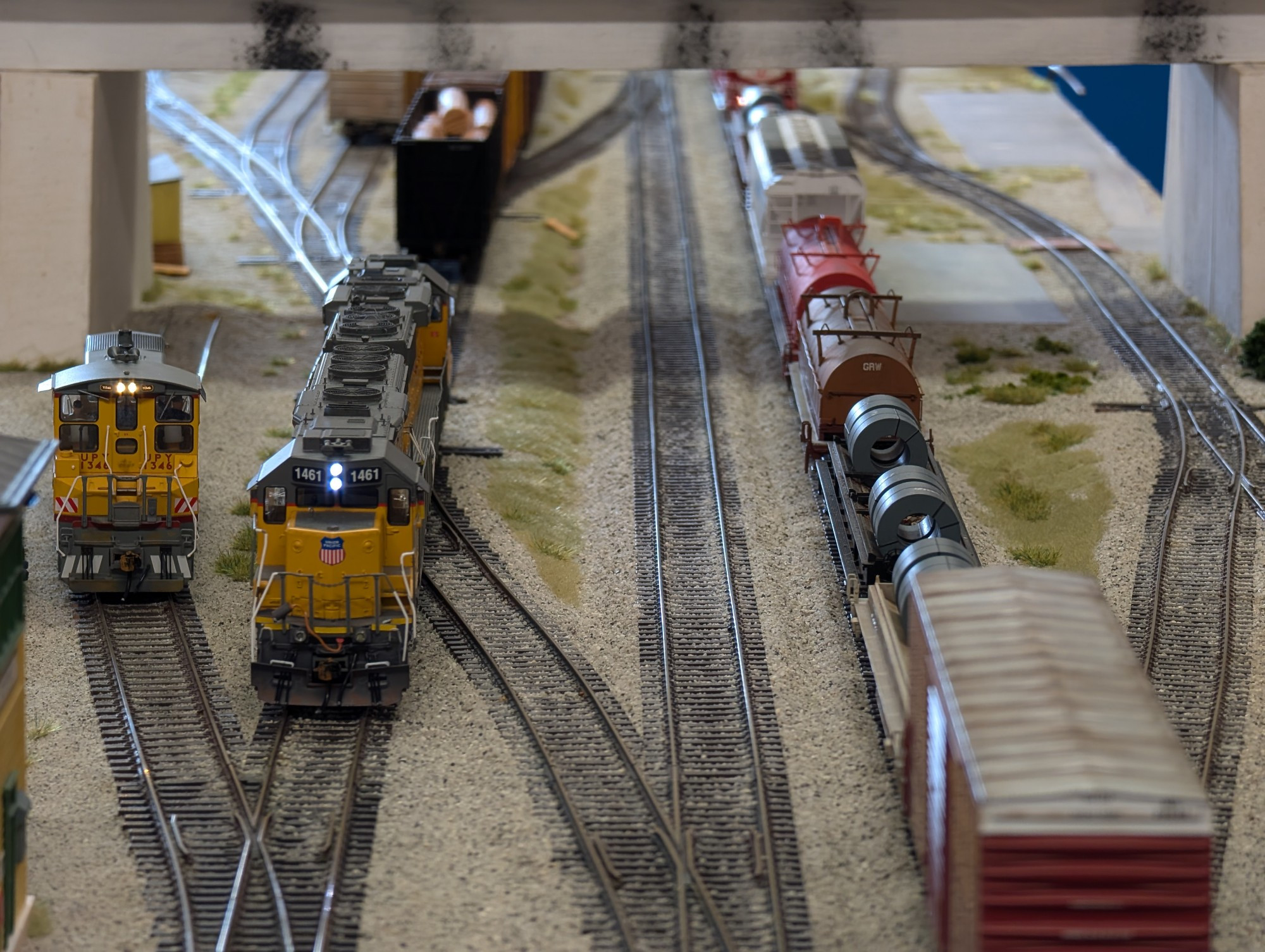 Yellow and grey Union Pacific locos switching 