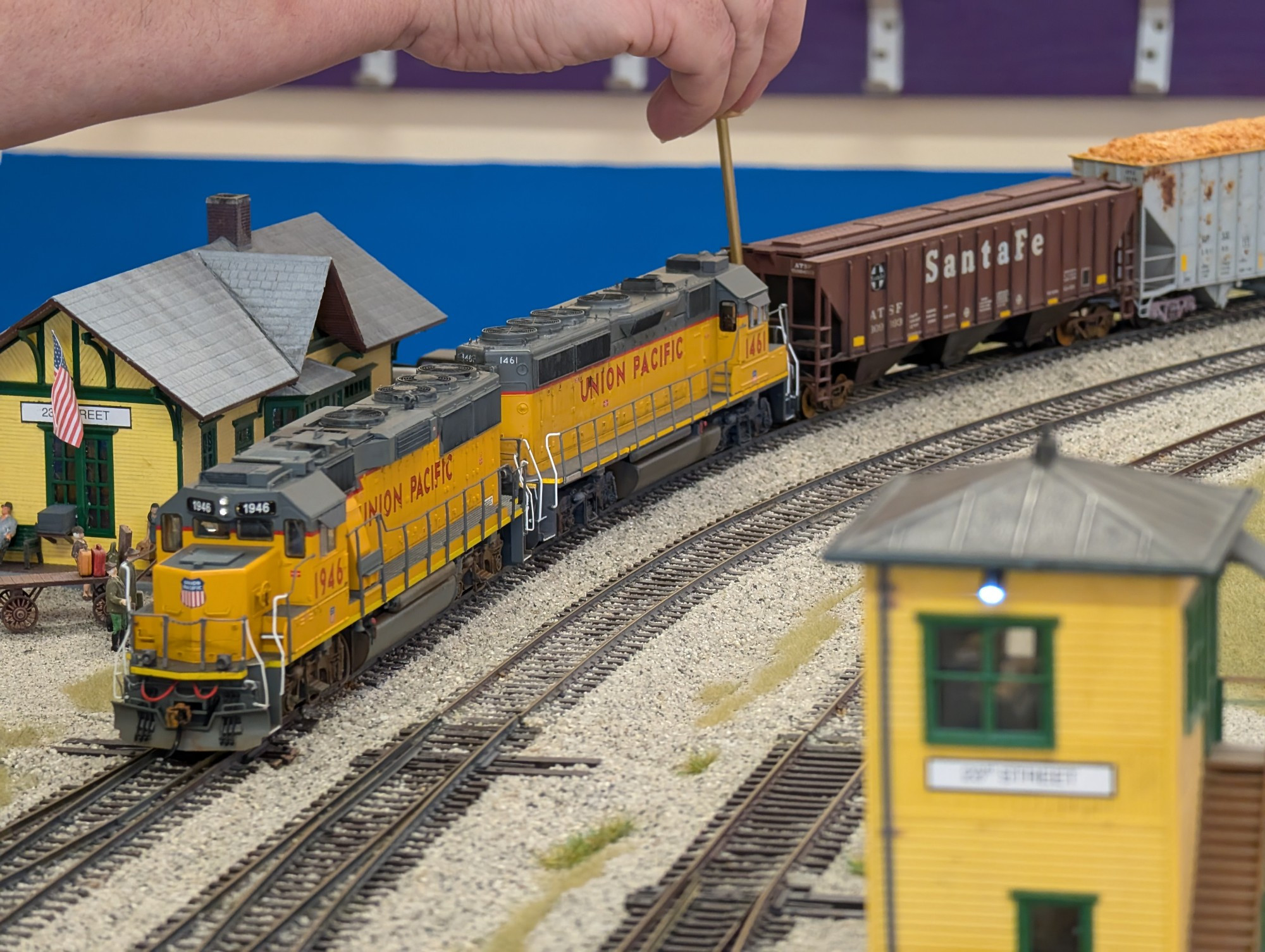 Yellow and grey diesels shunting 