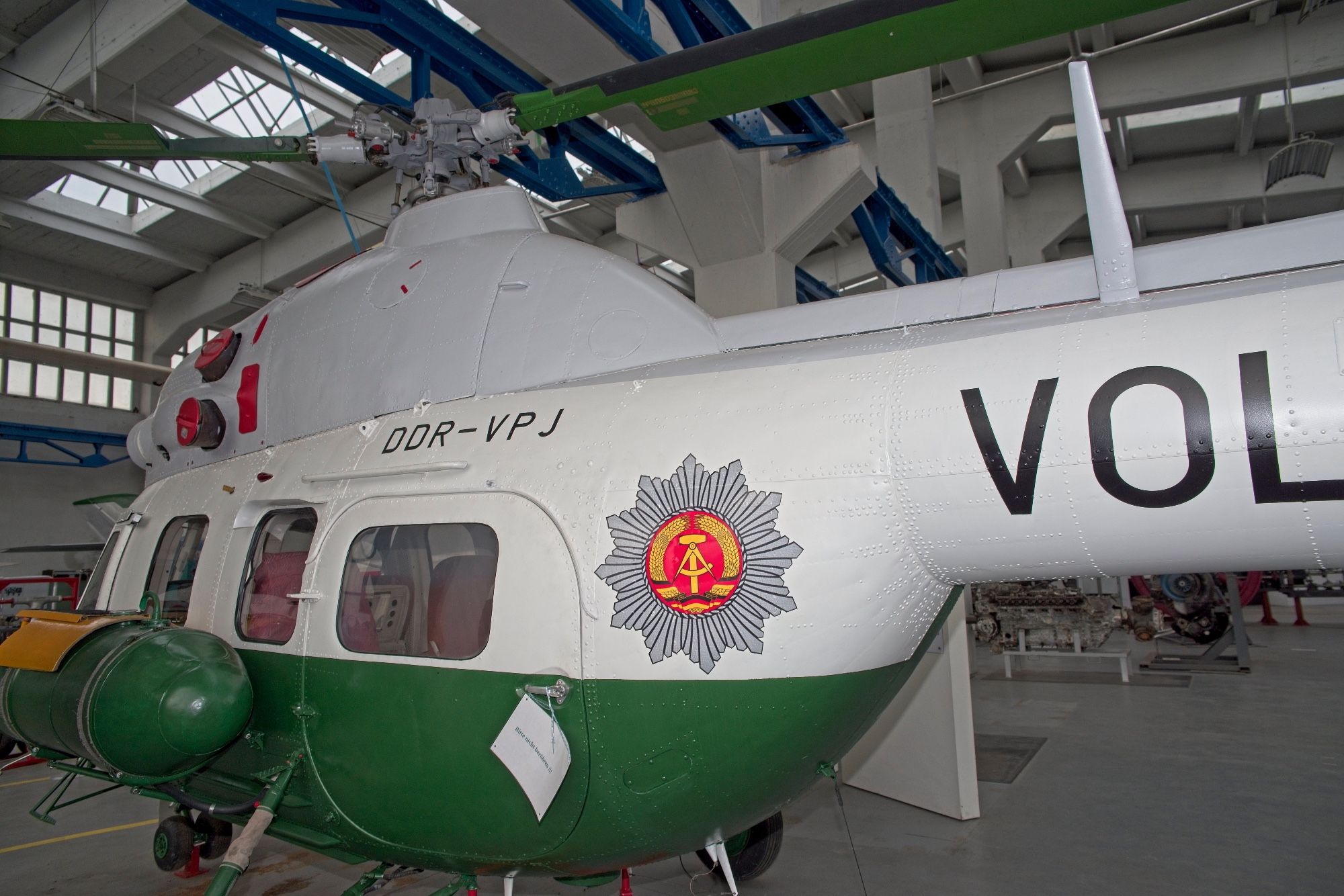 Hubschrauber der Volkspolizei in einem Museum.