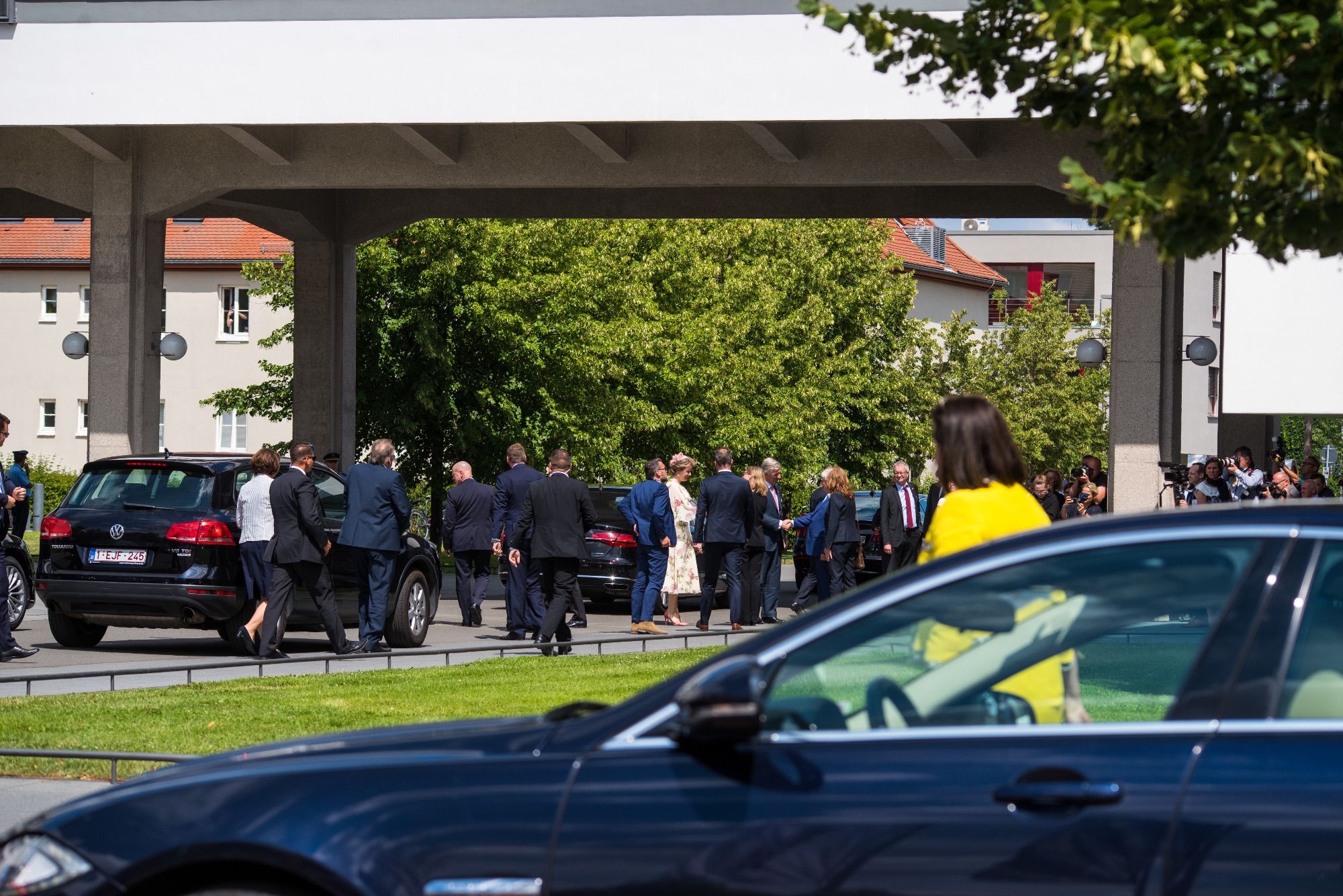 Das belgische Königspaar zu Besuch im Dessauer Bauhaus. Eine größere Ansammlung von Journalisten und Politkern zur Begrüßung.