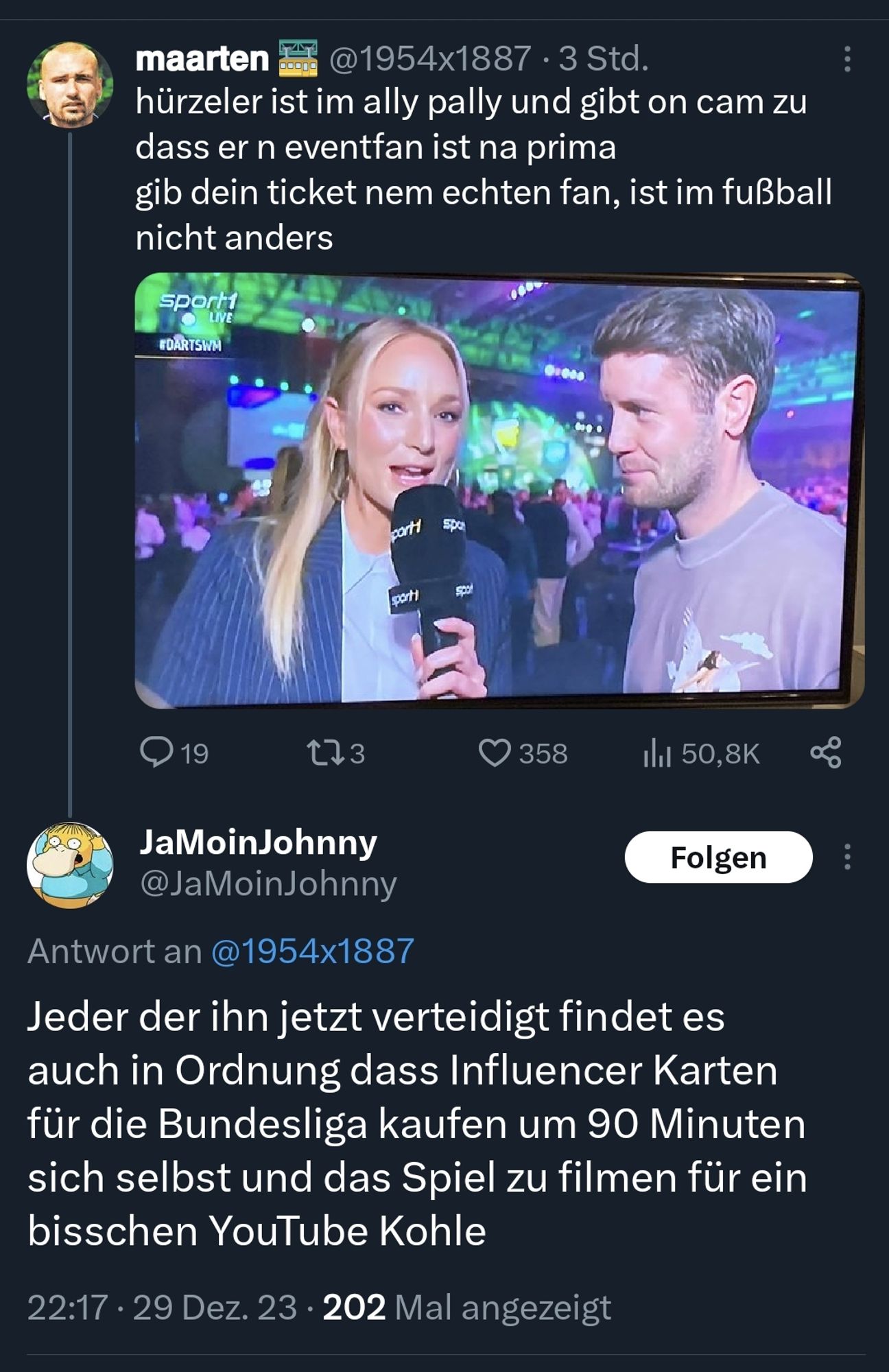 Screenshot Twitter.

Tweet eins zu Foto von Fabian Hürzeler bei der Darts WM im Ally Pally von Maarten (at)1954x1887:
"hürzeler ist im ally pally und gibt on cam zu dass er n eventfan ist na prima
gib dein ticket nem echten fan, ist im fußball nicht anders"

Antwort von (at)jamoinjohnny:
"Jeder der ihn jetzt verteidigt findet es auch in Ordnung dass Influencer Karten für die Bundesliga kaufen um 90 Minuten sich selbst und das Spiel zu filmen für ein bisschen YouTube Kohle"