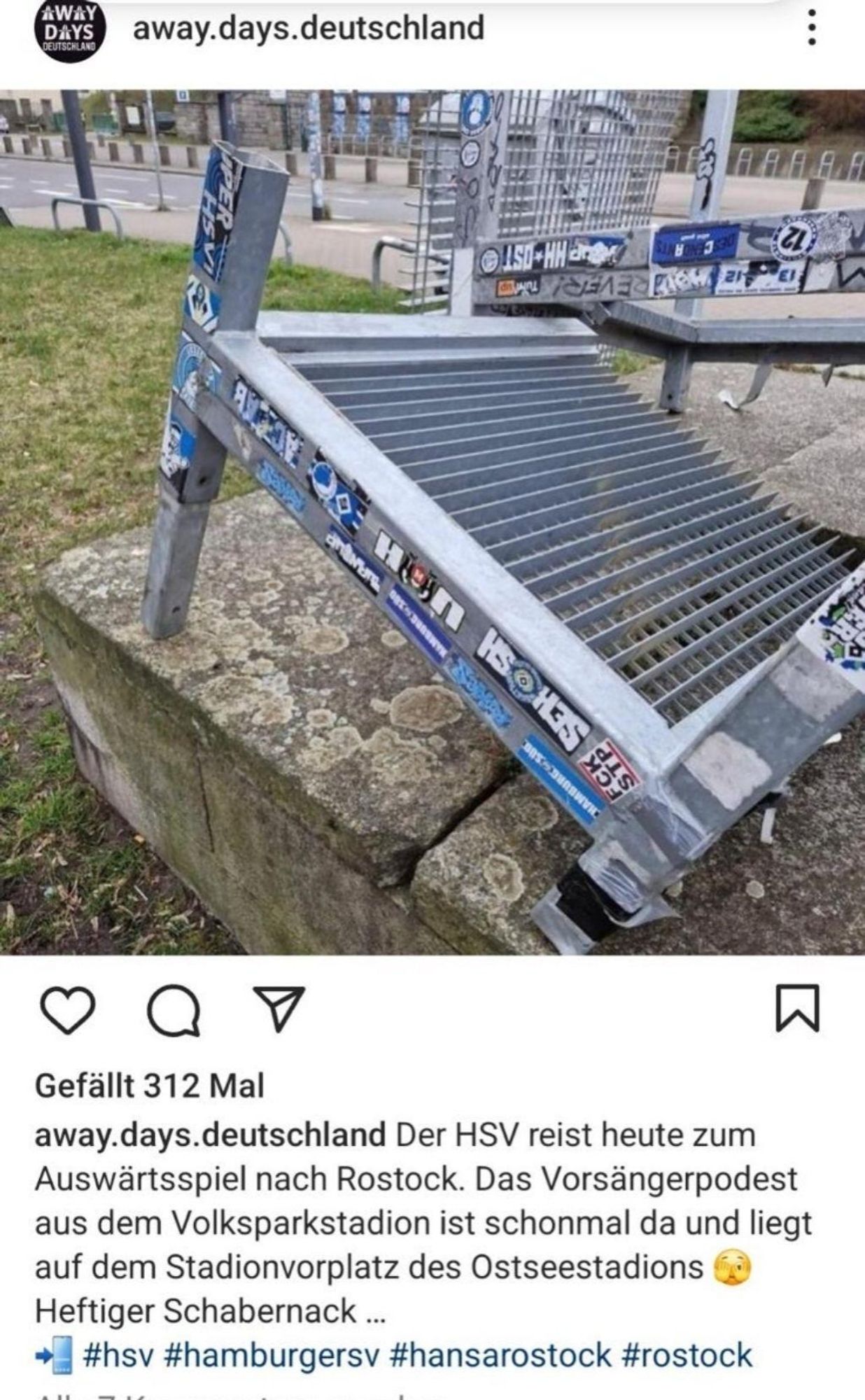 Insta Post von away days Deutschland. Foto eines sehr großen zersägten Metallgestells mit HSV Aufklebern auf einem großen Stein. Dazu der Text:
away.days.deutschland Der HSV reist heute zum Auswärtsspiel nach Rostock. Das Vorsängerpodest aus dem Volksparkstadion ist schonmal da und liegt auf dem Stadionvorplatz des Ostseestadions Heftiger Schabernack...

#hsv #hamburgersv #hansarostock #rostock