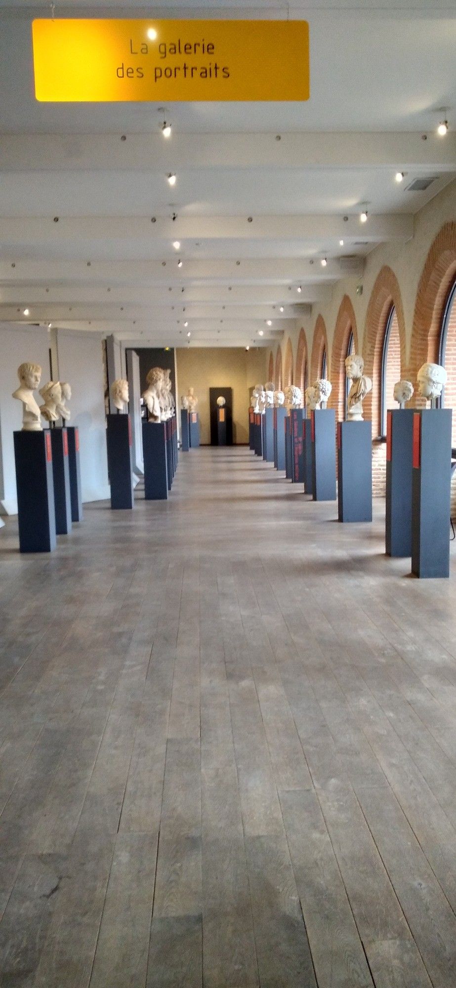 Salle des bustes de l'époque romaine du musée Saint Raymond de Toulouse