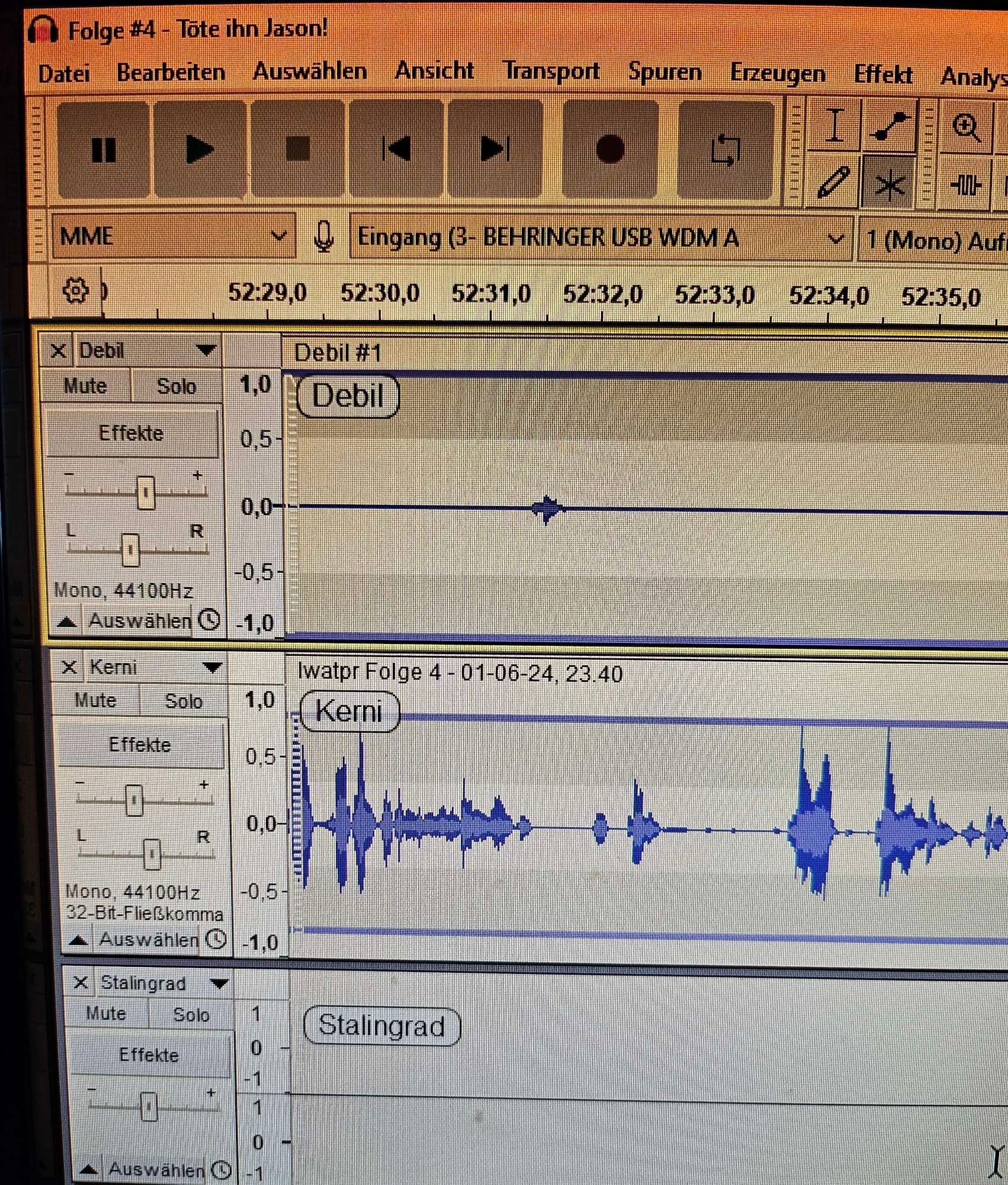 Screenshot eines Audacity Projektes mit dem Namen: "Folge #4 - Töte ihn Jason!"
Zu sehen sind drei Audiospuren, betitelt mit Debil, Kerni und Stalingrad.