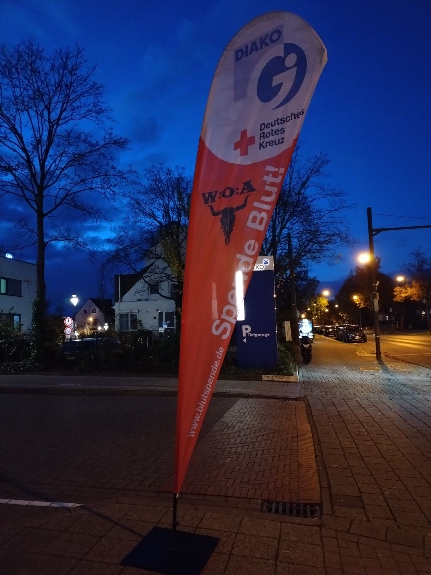 Beach flag wirbt für Blutspende