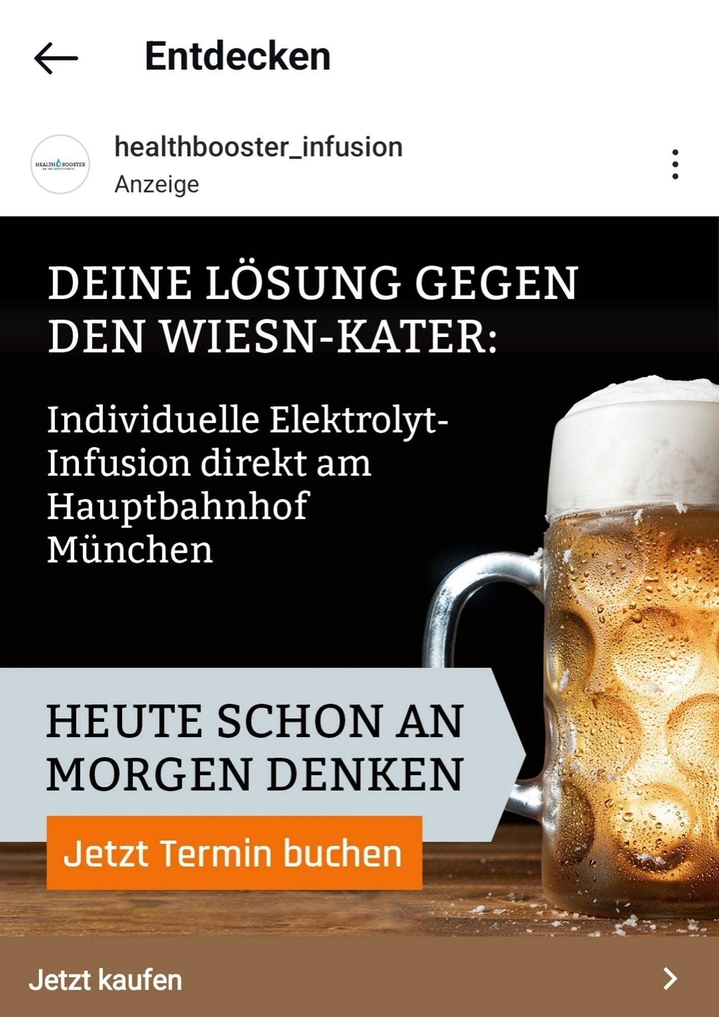 Screenshot: Biermass im Hintergrund, Text: DEINE LÖSUNG GEGEN DEN WIESN-KATER: - Individuelle Elektrolyt- Infusion direkt am Hauptbahnhof München - HEUTE SCHON AN MORGEN DENKEN - Jetzt Termin buchen