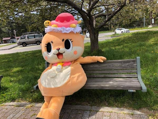 Chiitan sitting on a bench inviting you to sit.
You have no choice