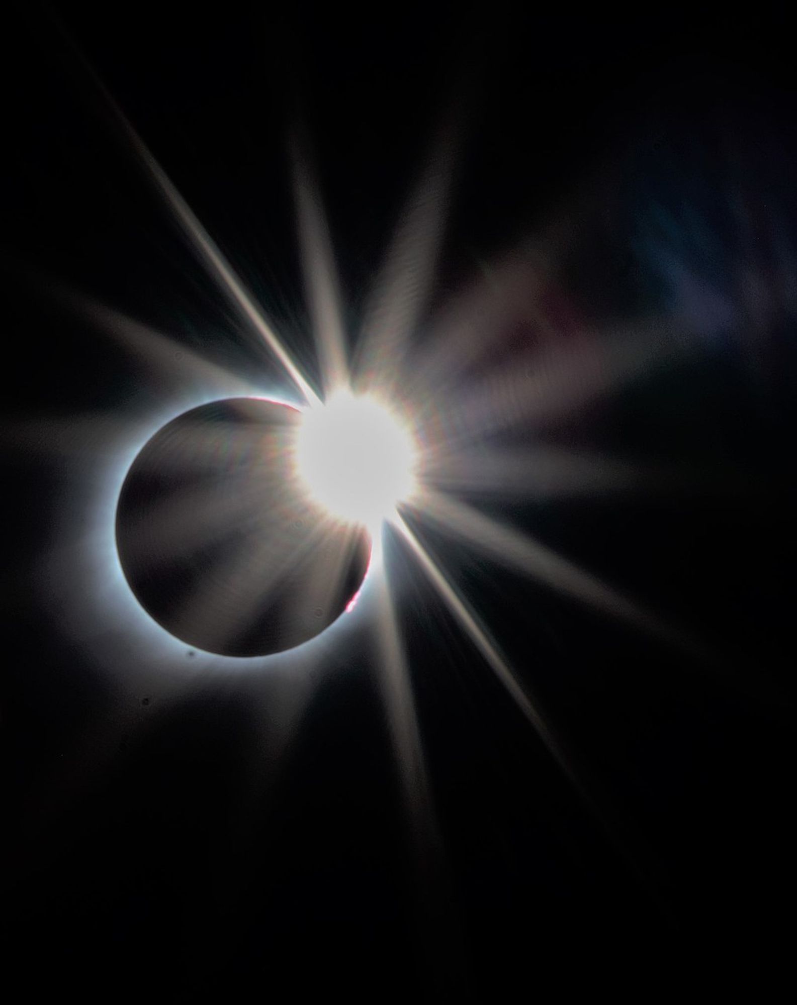 Diamond Ring effect at the end of totality in Oregon during the solar eclipse of August 21, 2017. Some prominences can also be seen along the edges. Location: Polk County Fairgrounds, Rickreall, OR.

Wikipedia https://en.wikipedia.org/wiki/Solar_eclipse#/media/File:Exit_Diamond_Ring_Effect.jpg