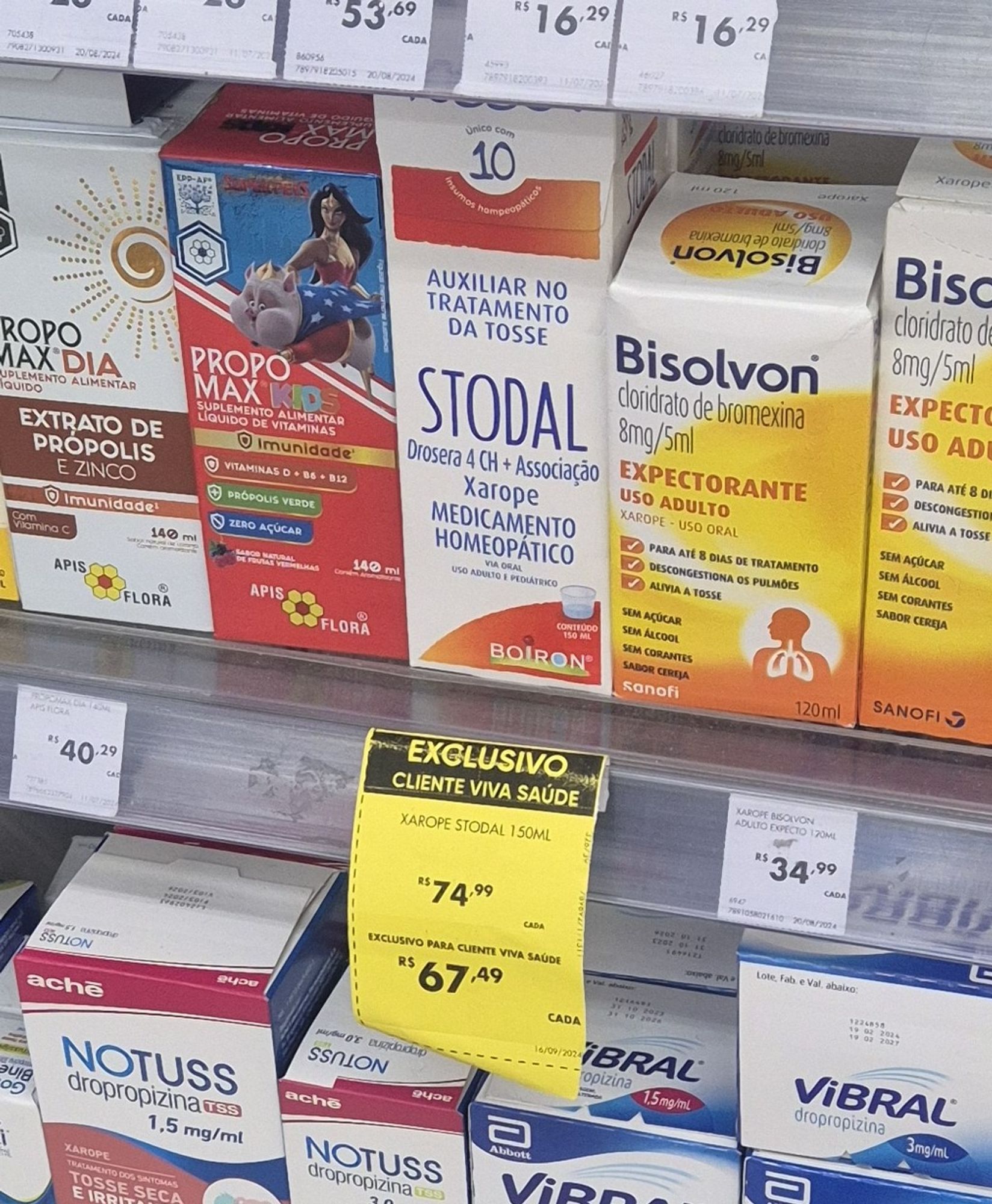 Imagem de um xarope homeopático na prateleira da farmácia custando R$67