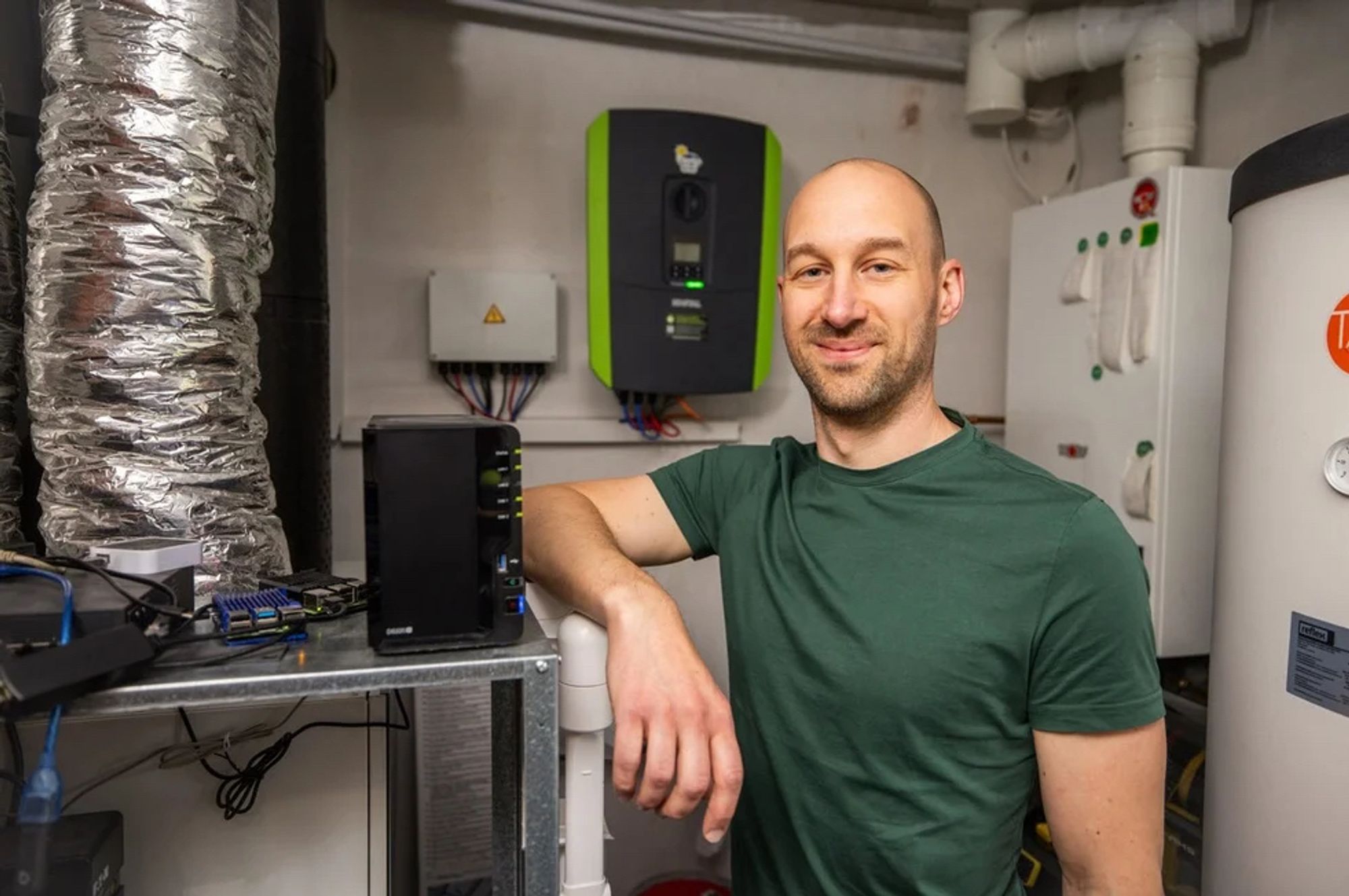 Arne im Technikraum vor einem Kostal Wechselrichter.