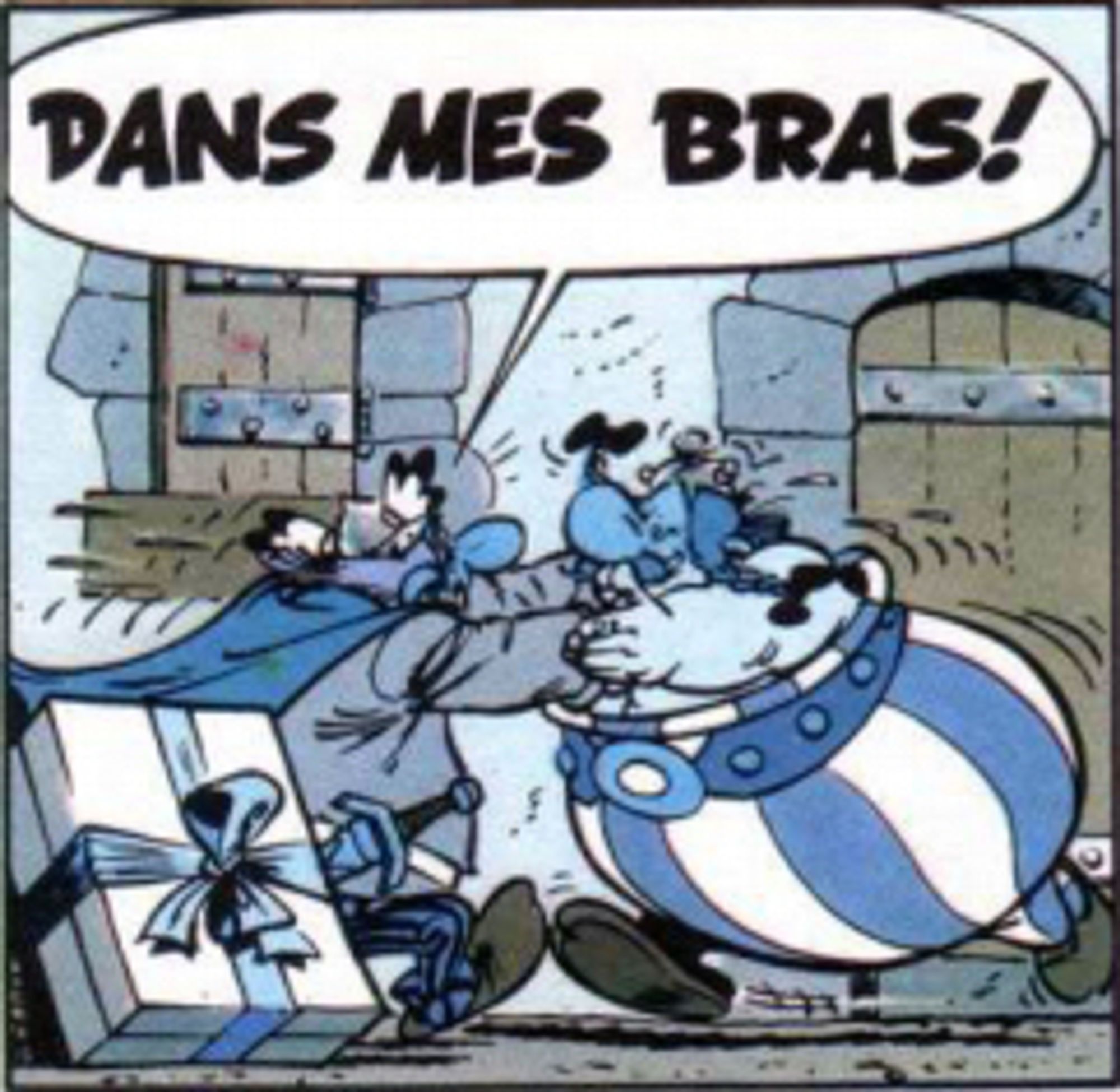 Obelix et Abraracoursix tombent dans les bras l’un de l’autre.