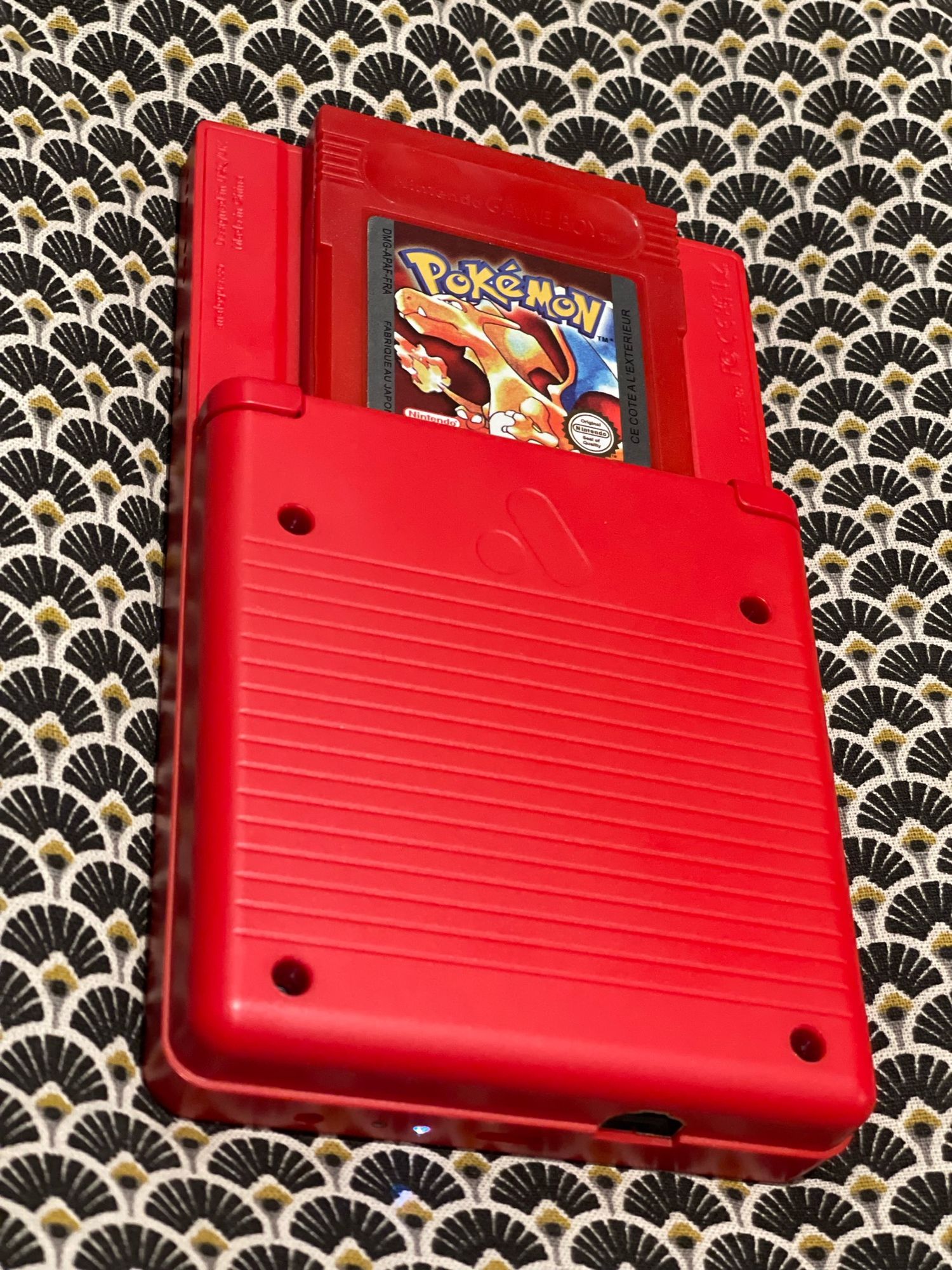 Back of an Analogue pocket red with Pokémon red cartridge