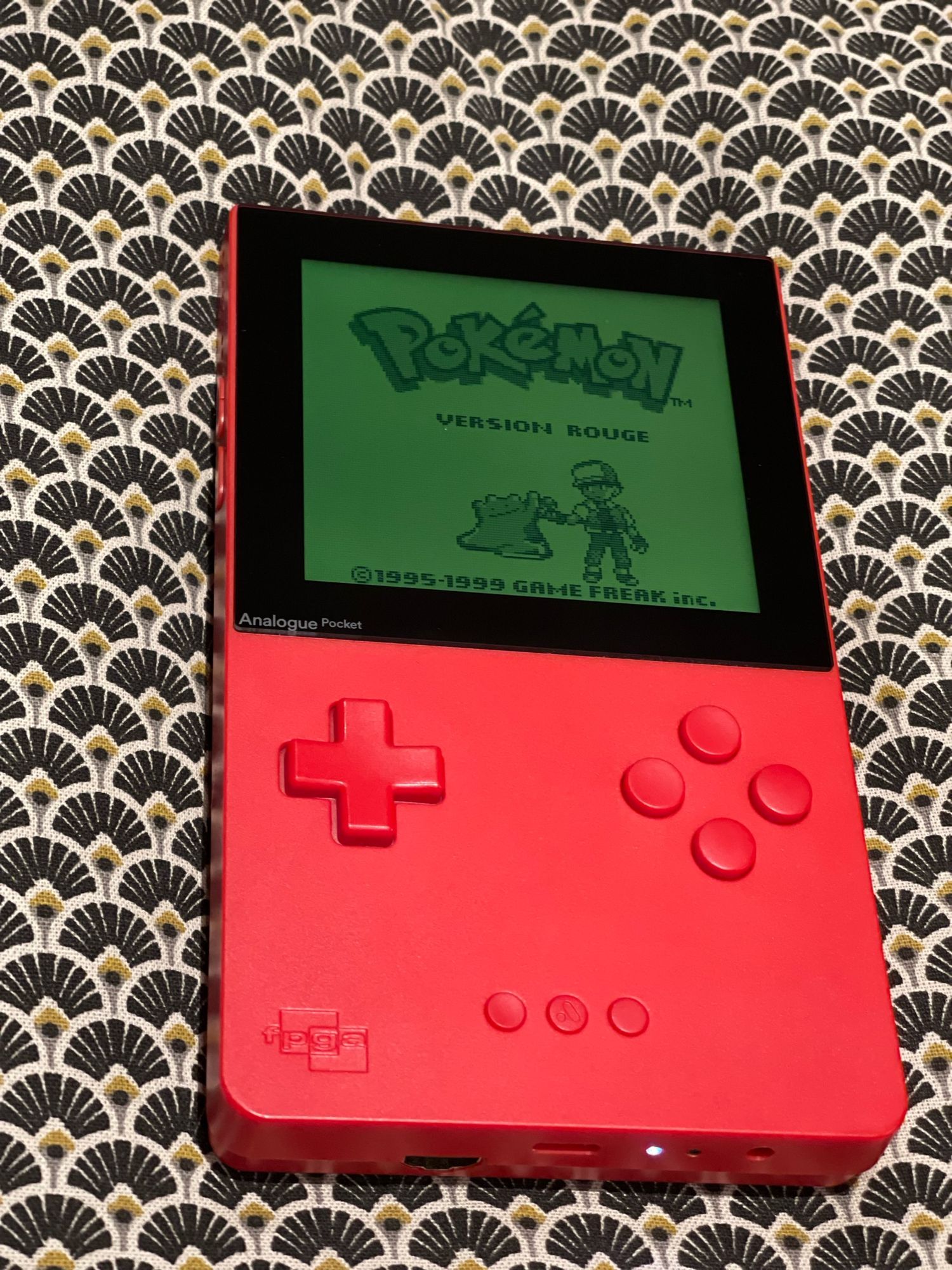 Analogue pocket red with Pokémon red in the screen