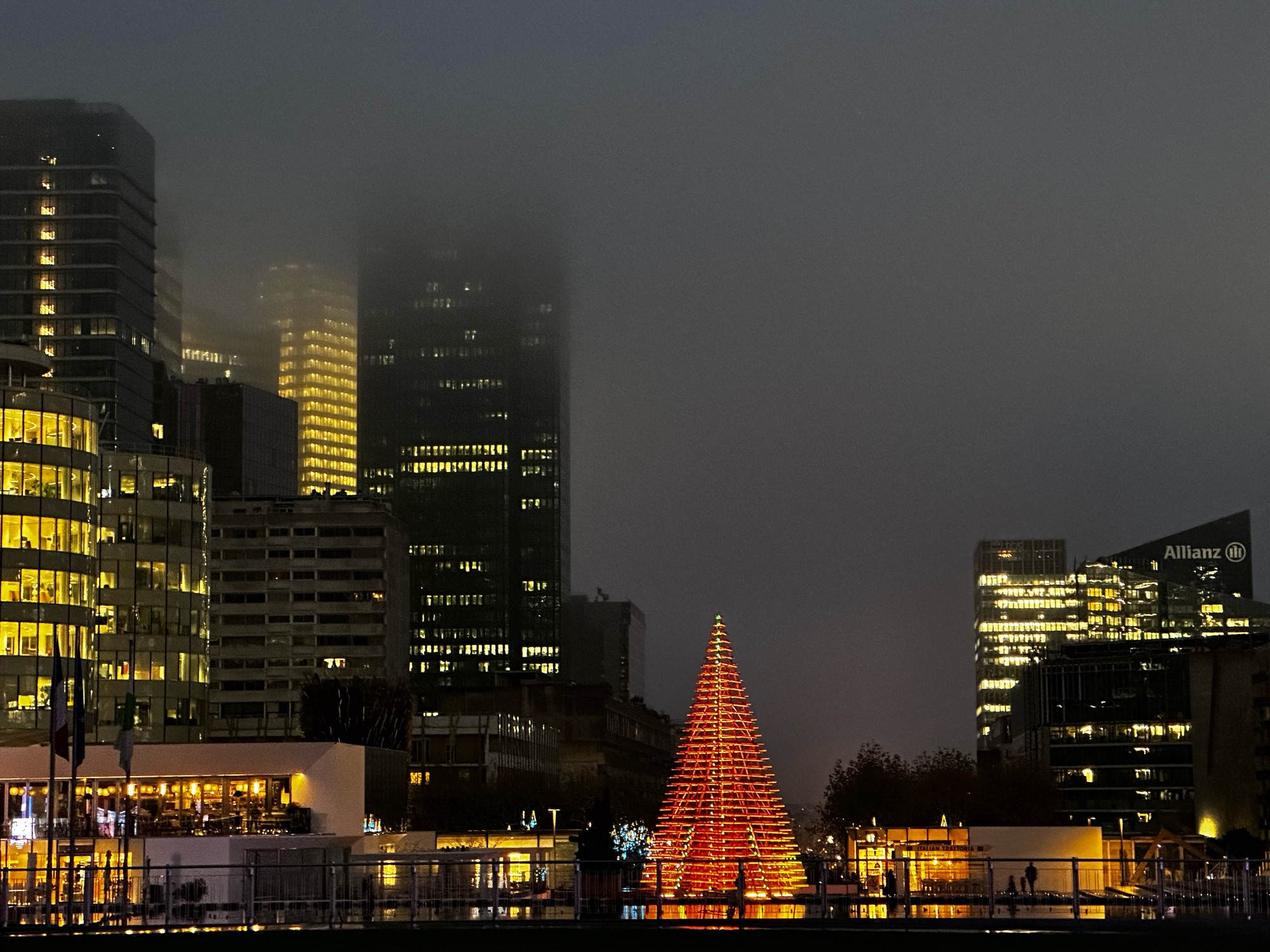 Esplanade de La Défense dans la brume