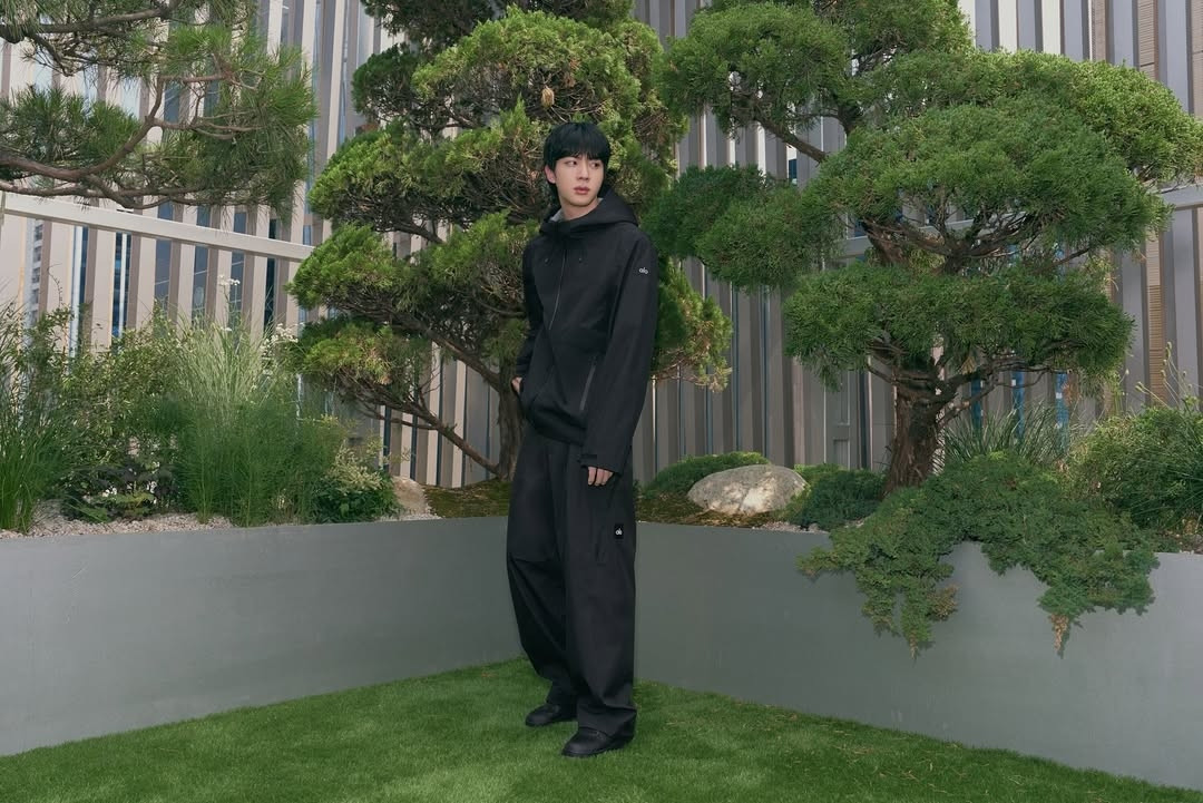 Jin wearing the same clothes and in the same place as the previous photos