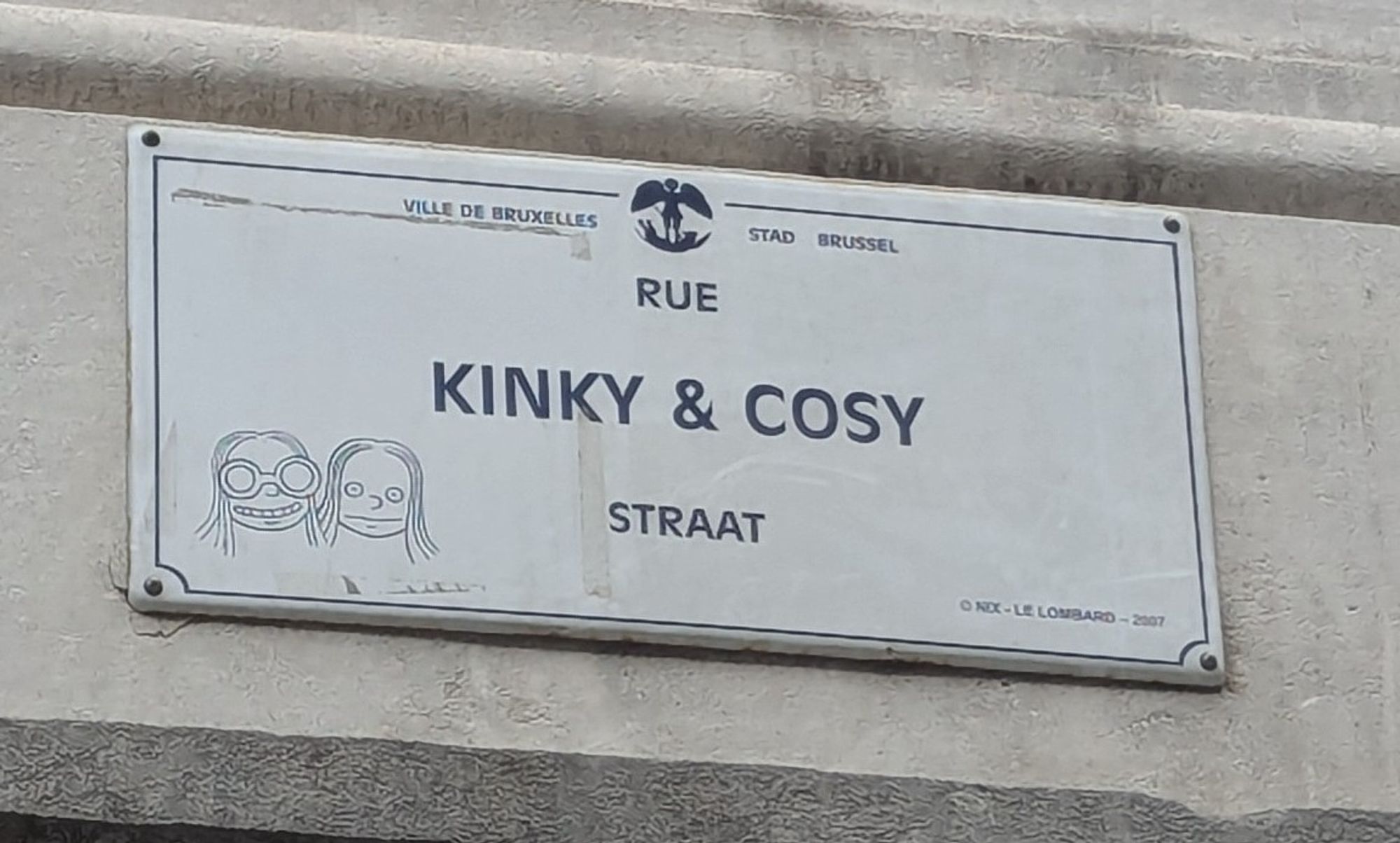 A street sign saying 'Kinky & Cosy'