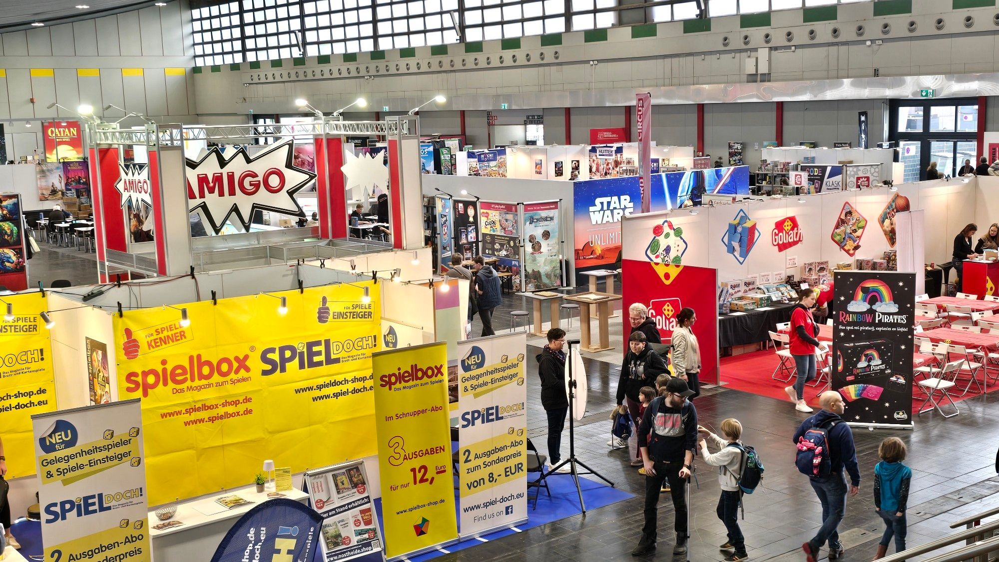 Blick von der oberen Etage auf die Messe. Von links nach rechts: Spielbox Stand, Amigo Spiele, Goliath und Star Wars