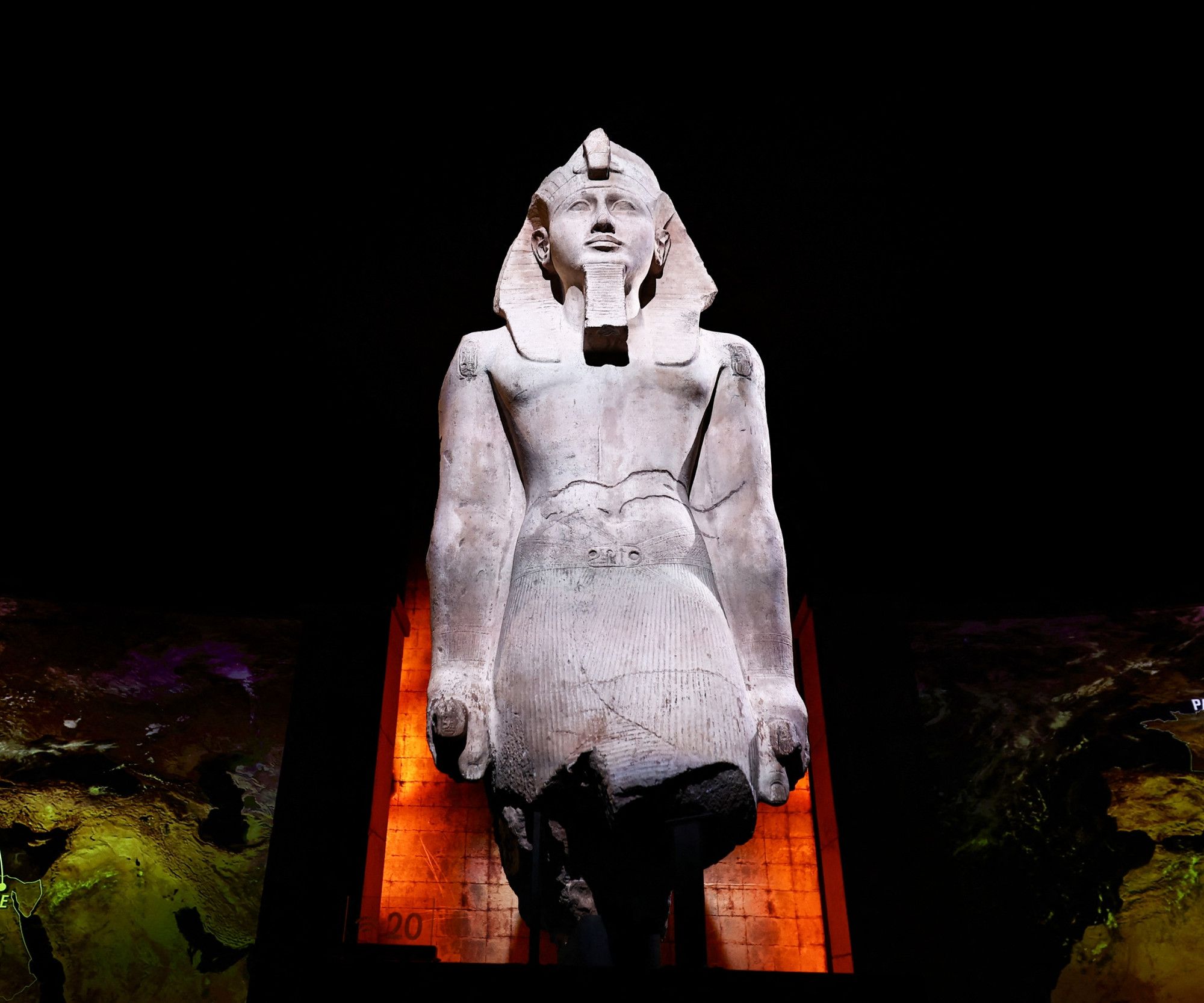 1582722-la-colossale-statue-de-ramses-dans-l-exposition-ramses-et-l-or-des-pharaons.jpg