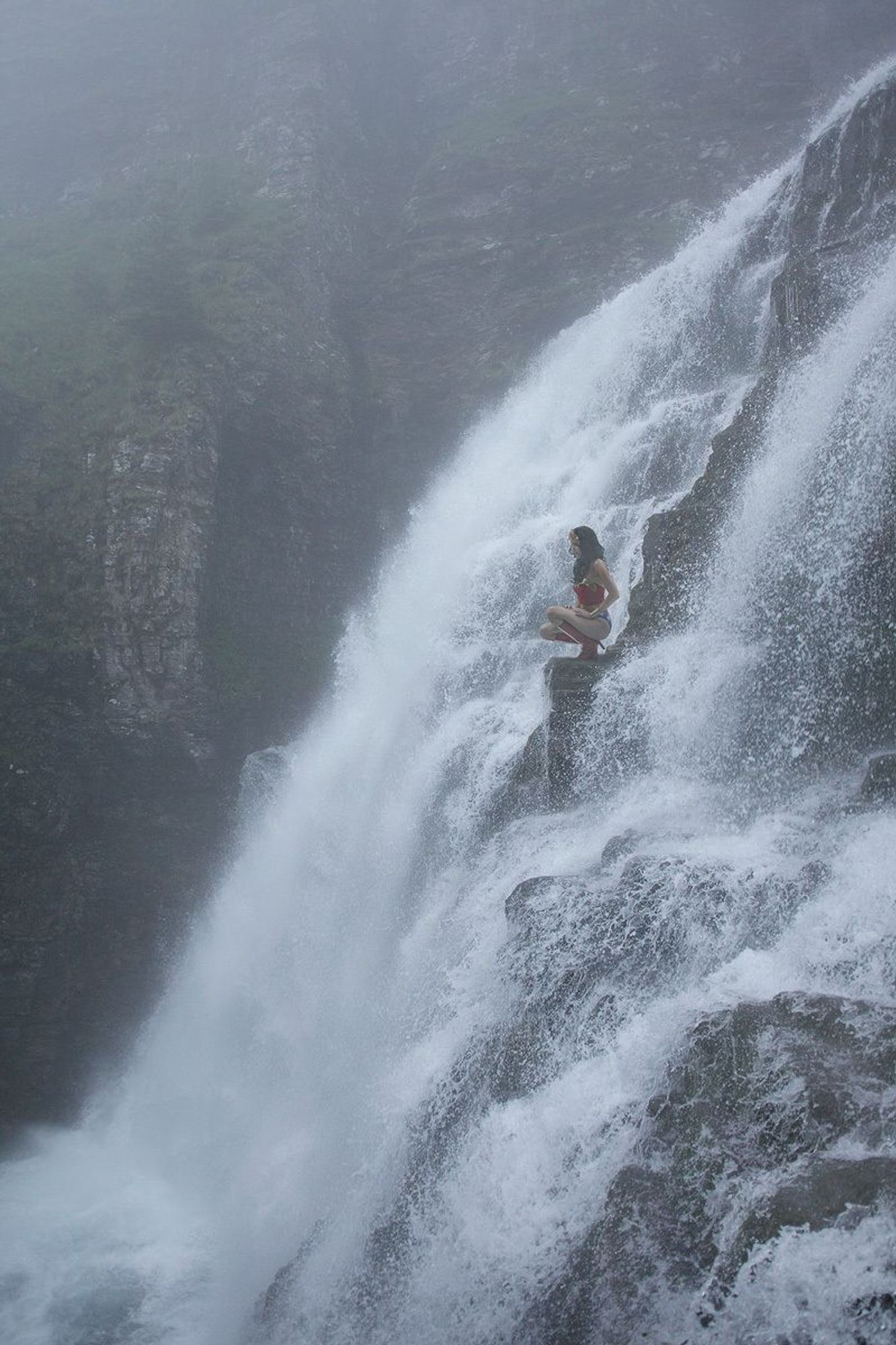 wonderwoman_la_quete_wonderwan_dans_une_cascade_d_eau_BENOIT_LAPRAY.jpg