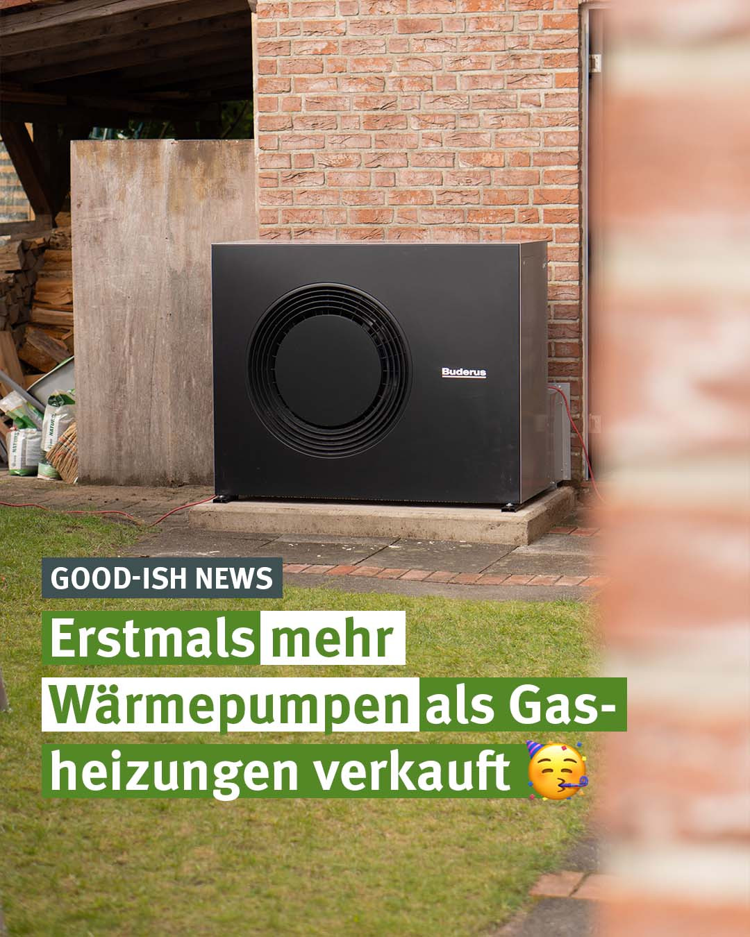 Eine moderne Wärmepumpe der Marke Buderus steht vor einer Backsteinwand im Garten eines Hauses. Darüber liegt ein Textfeld mit der Botschaft: ‚GOOD NEWS – Erstmals mehr Wärmepumpen als Gasheizungen verkauft‘.