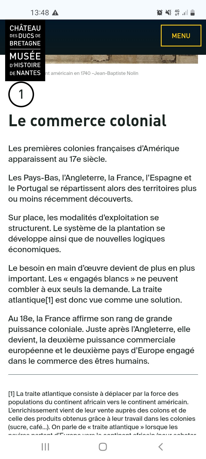 Les premières colonies françaises d’Amérique apparaissent au 17e siècle.

Les Pays-Bas, l’Angleterre, la France, l’Espagne et le Portugal se répartissent alors des territoires plus ou moins récemment découverts.

Sur place, les modalités d’exploitation se structurent. Le système de la plantation se développe ainsi que de nouvelles logiques économiques.

Le besoin en main d’œuvre devient de plus en plus important. Les « engagés blancs » ne peuvent combler à eux seuls la demande. La traite atlantique[1] est donc vue comme une solution.

Au 18e, la France affirme son rang de grande puissance coloniale. Juste après l’Angleterre, elle devient, la deuxième puissance commerciale européenne et le deuxième pays d’Europe engagé dans le commerce des êtres humains.