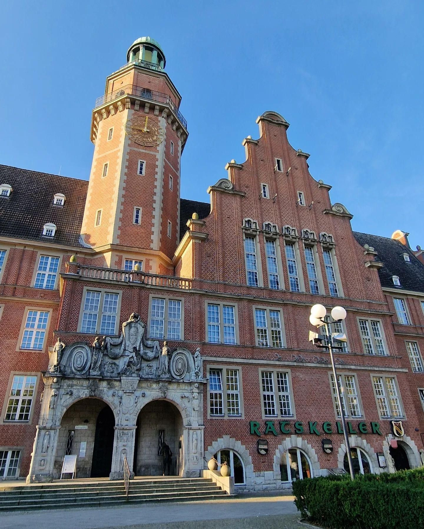 Rathaus Reinickendorf | #townhall

It features a Chinese restaurant rather than the more traditional German #ratskeller

#Berlin #Germany #photography #BerlinPhotography #photooftheday #city #travel #urbanlife #reinickendorf #UrbanPhotography