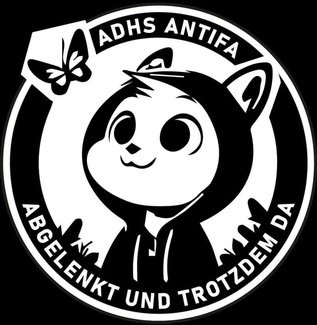 Eine Cartoonkatze im schwarzen Hoodie blickt lächelnd auf einen Schmetterling, dazu der Slogan "ADHS Antifa - abgelenkt und trotzdem da"