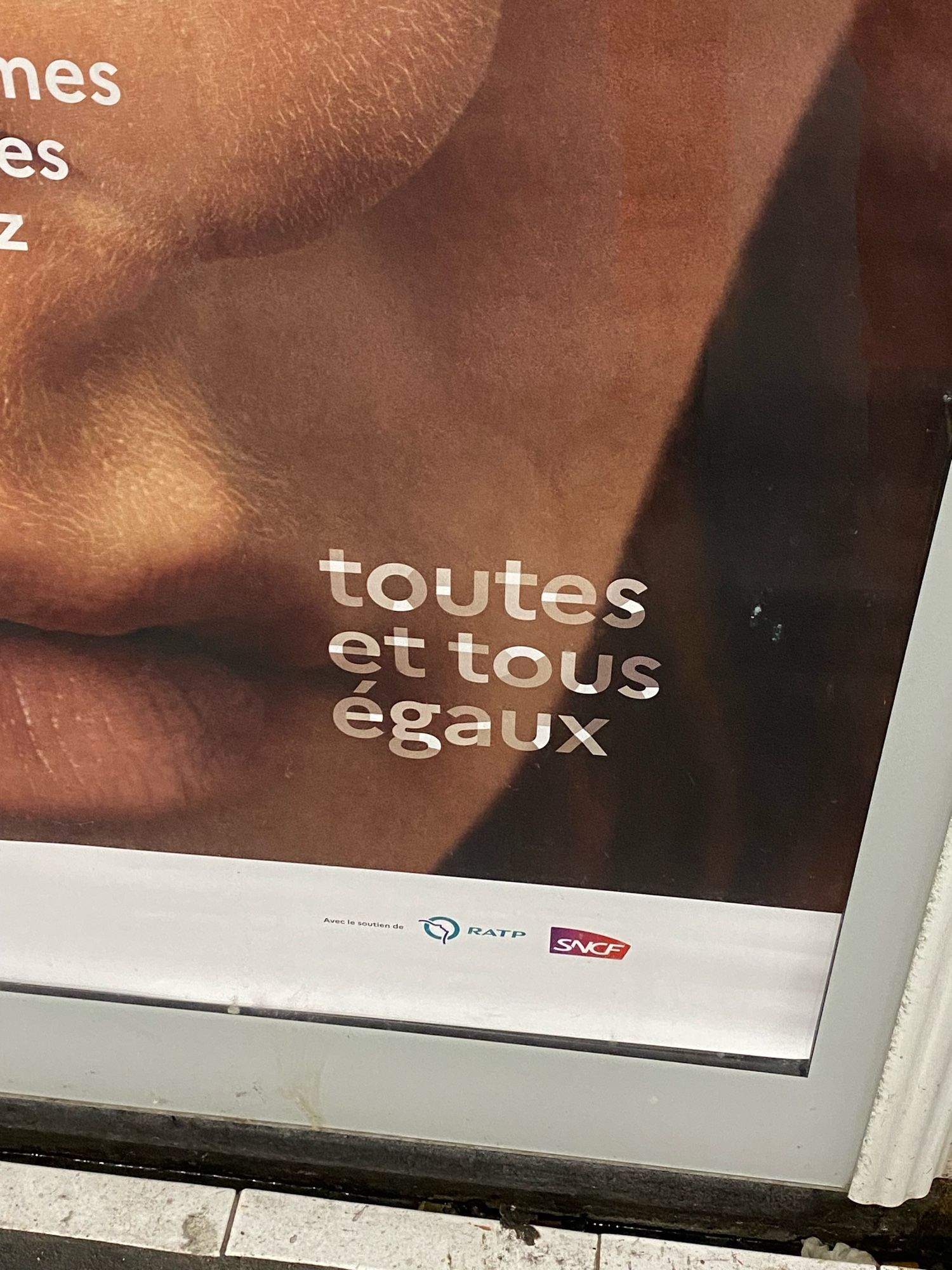 Slogan en bas d’une affiche gouvernementale : Toutes et tous égaux