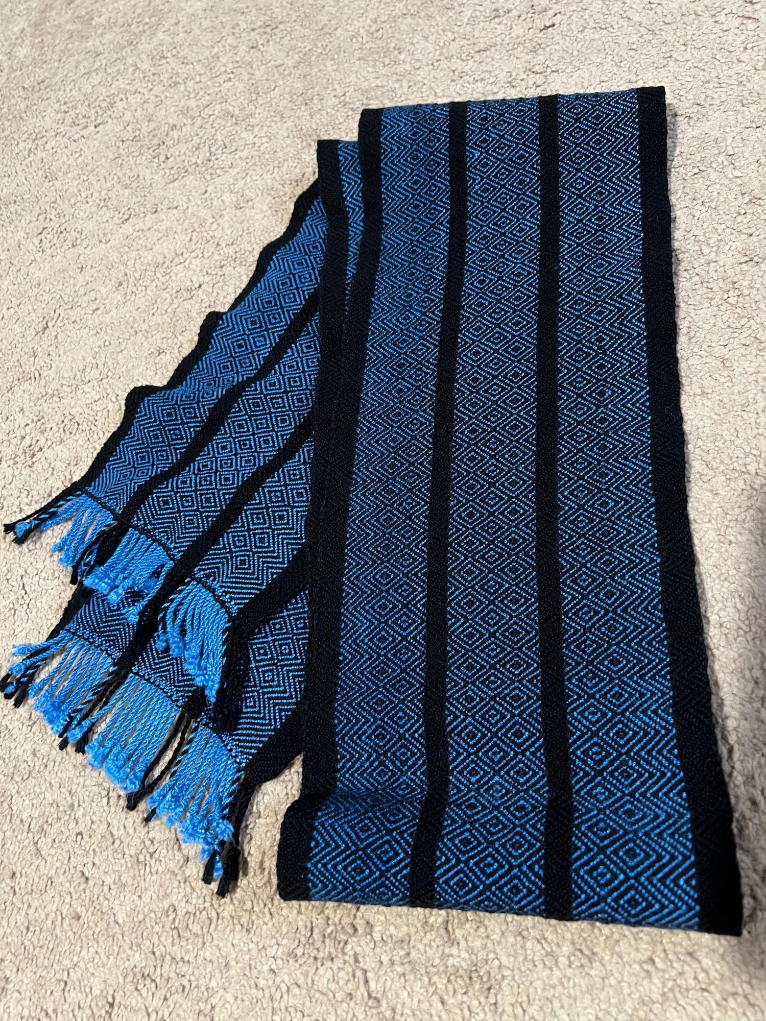 Scarf with blue and black stripes and a black diamond twill pattern