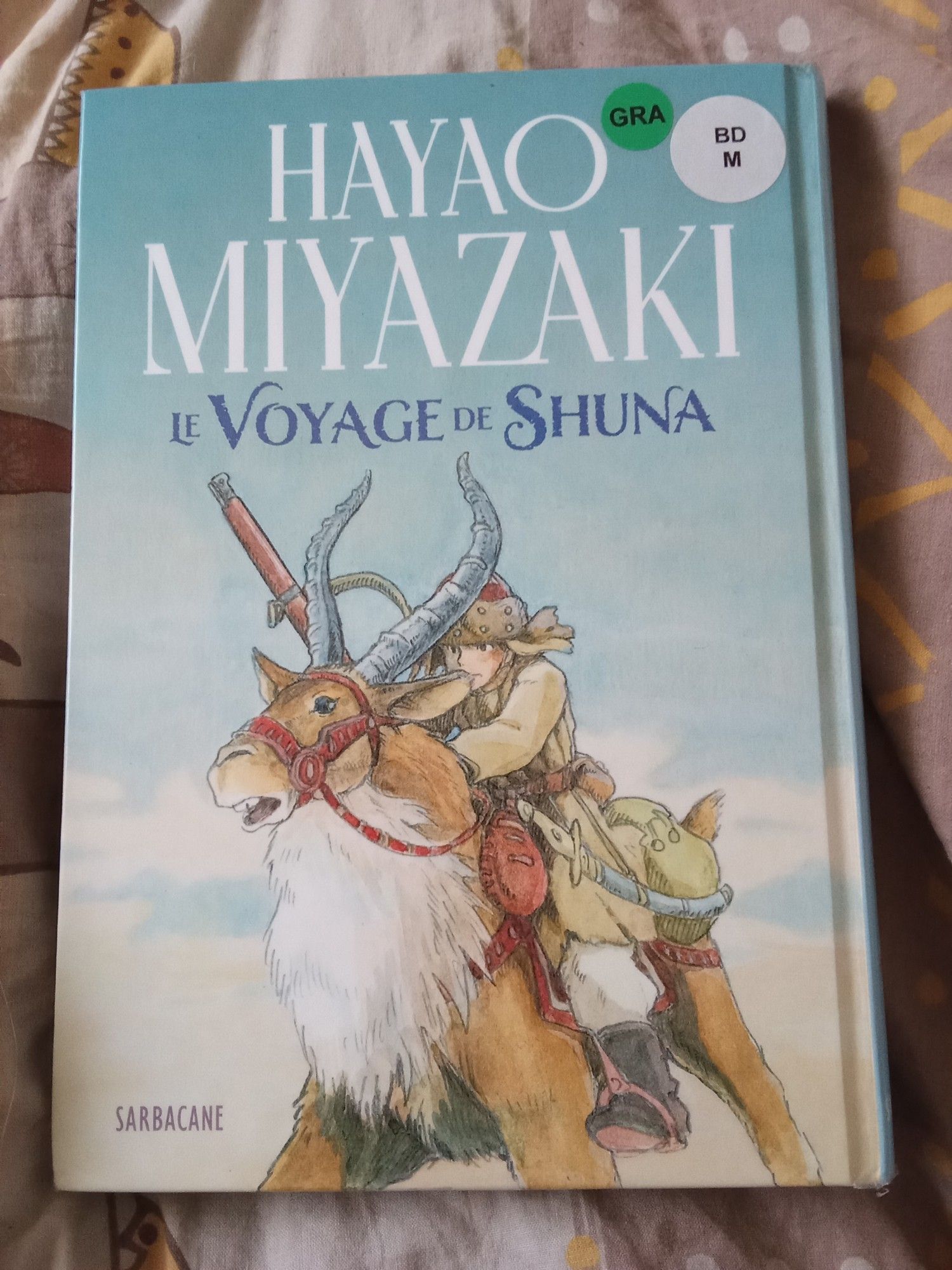 Un livre emprunté à une bibliothèque, il s'agit de "Le voyage de Shuna" d'Hayao Miyazaki