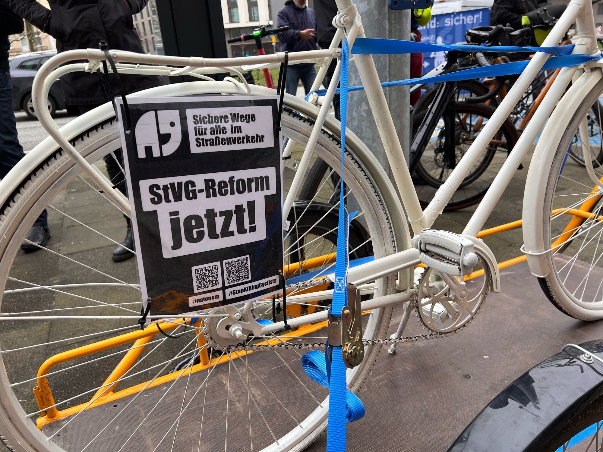 Ghostbike für Natenom vor der Hamburger SPD Zentrale