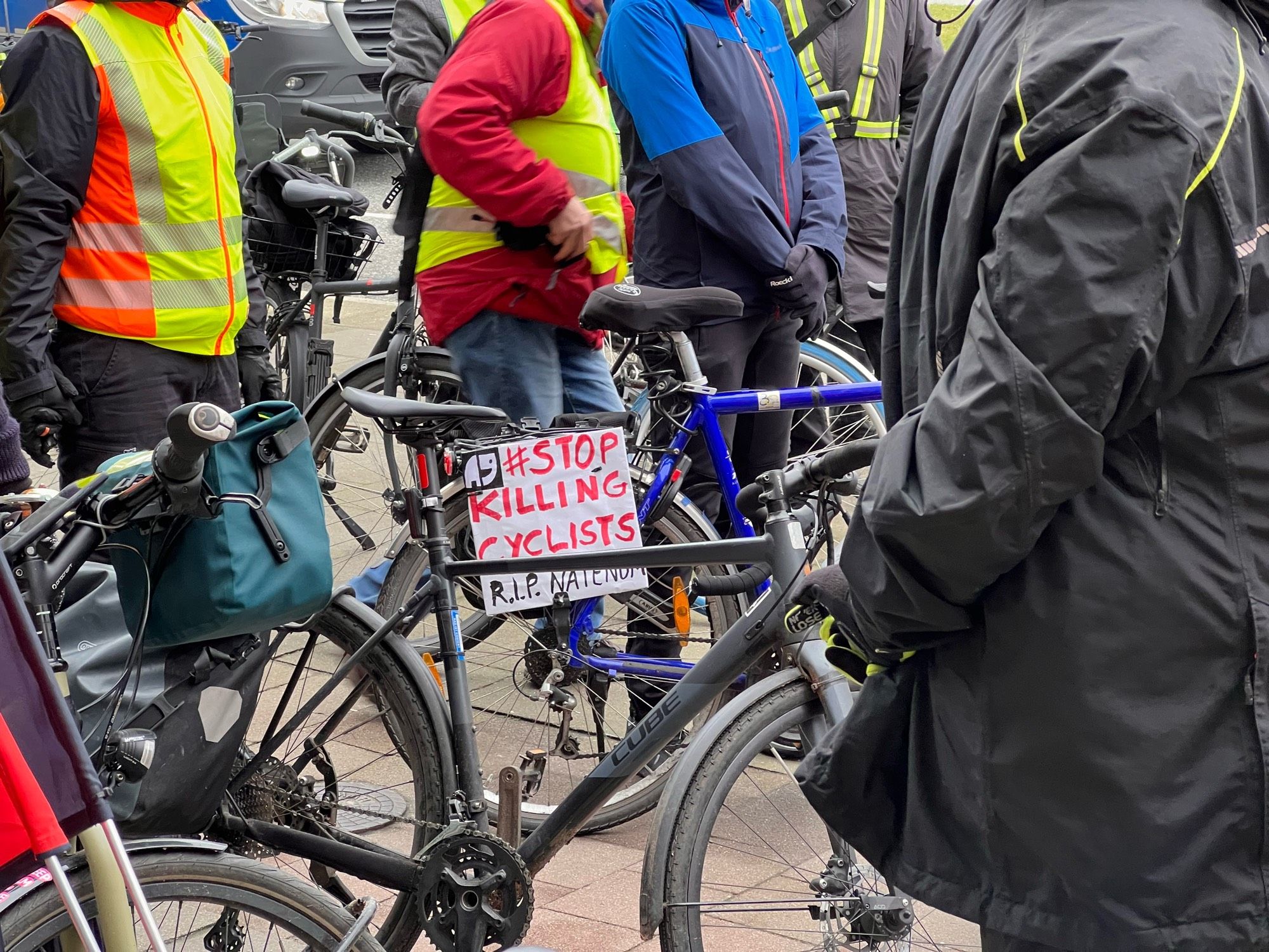 Fahrrad-Demo vor der Hamburger SPD Zentrale. Schild „Stop Killing Cyclists RIPNatenom“