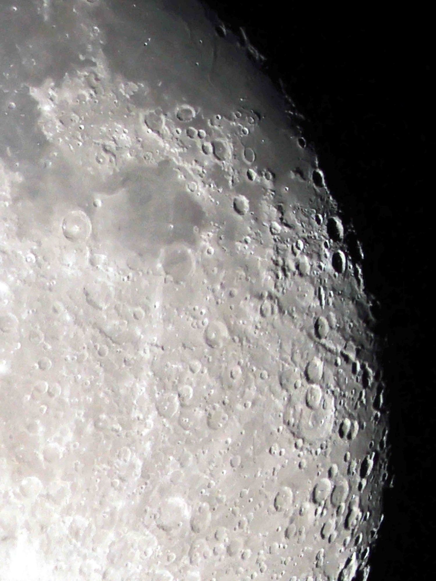 Detail of the center/right of the waning gibbous moon. So many craters near the shadow line.