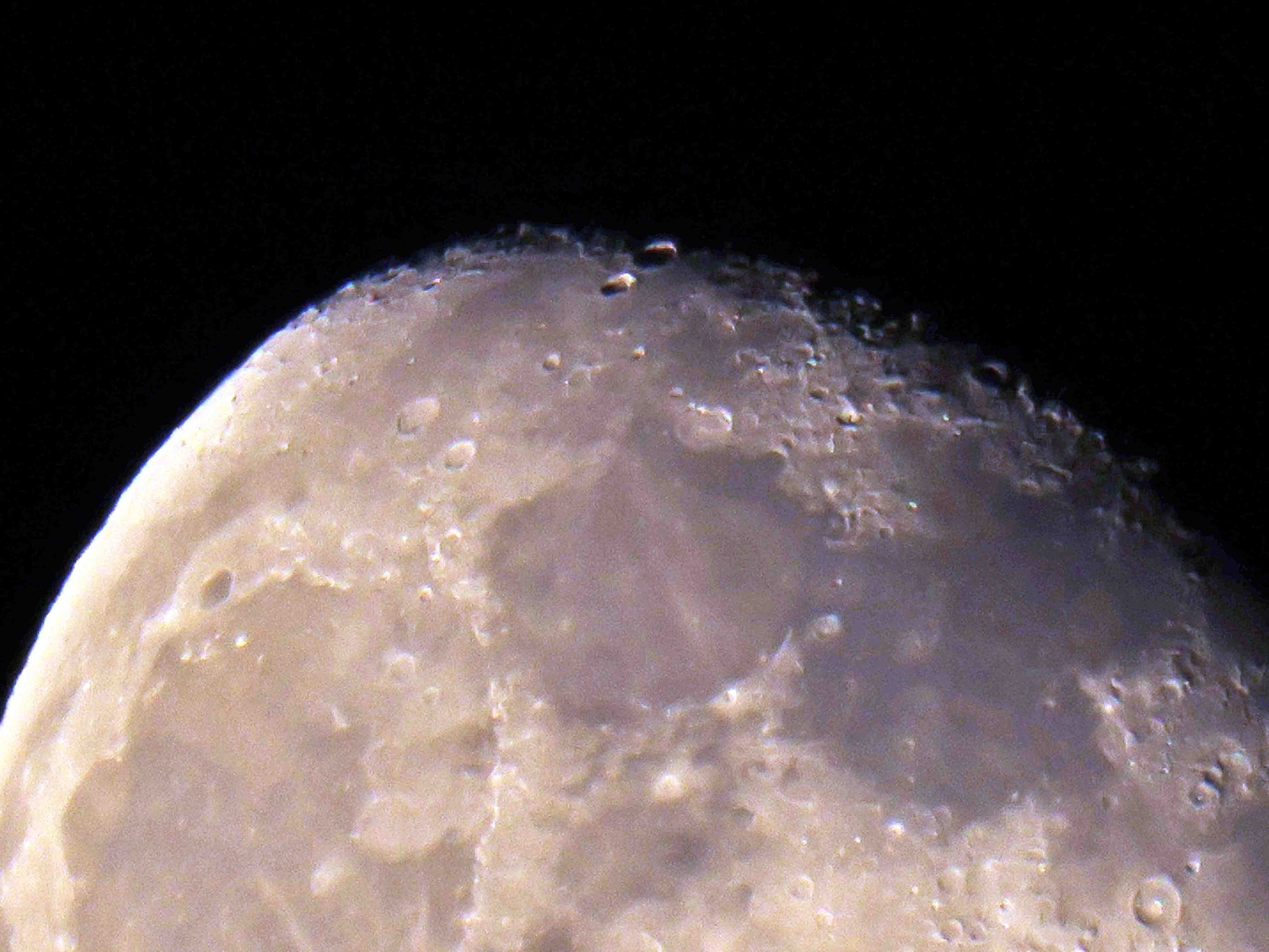 Detail of the top of the waning gibbous moon. The craters right on the shadow line look exceptionally lovely.