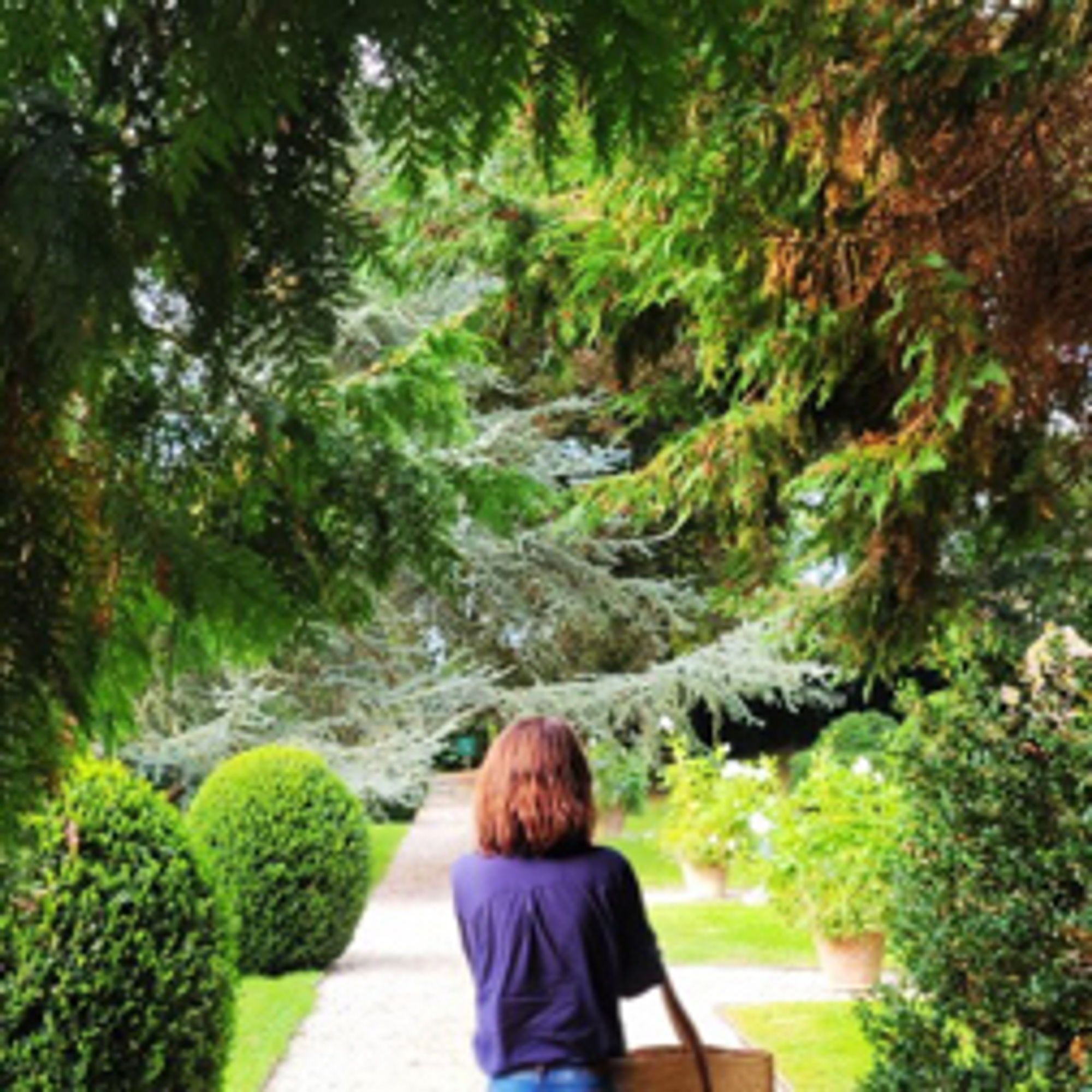 Moi dans un jardin 

❝Par les temps qui courent il faut savoir saisir le moindre instant de bonheur et l’apprécier. Évitons de trop réfléchir, ça ne sert à rien.❞ 

 — Stefan Zweig