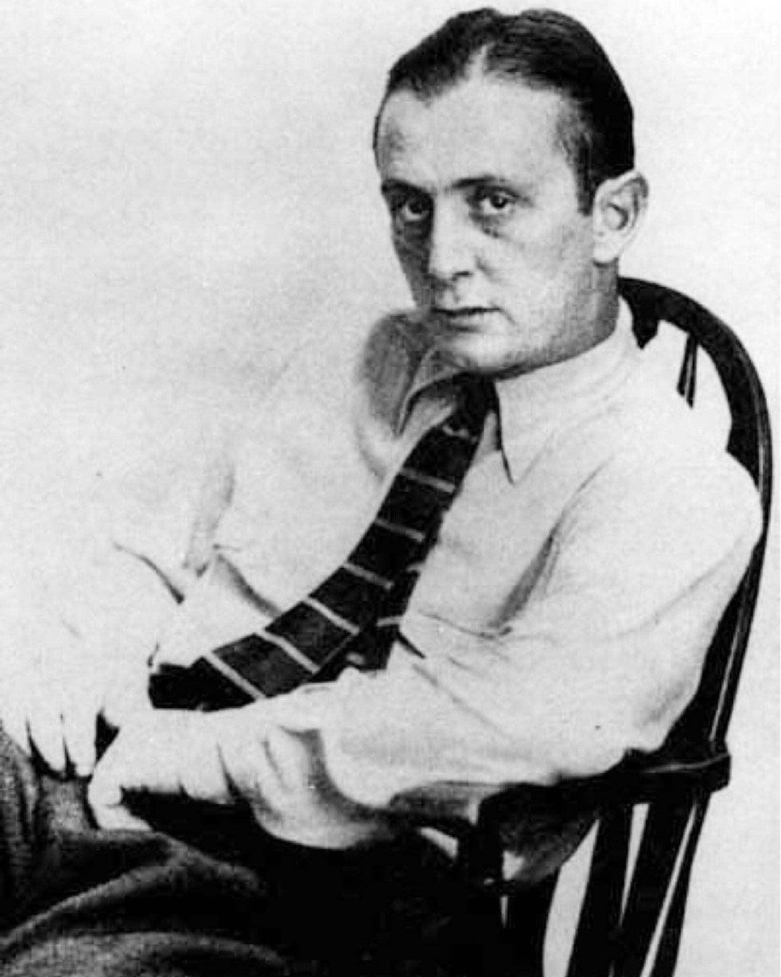 John Fante chemise blanche et cravate noire

❝Mon conseil à tous les écrivains qui débutent est très simple. Je leur recommanderais de ne jamais éviter une expérience nouvelle. Je les exhorterais à vivre la vie dans toute sa crudité, la prendre bravement à bras-le-corps, l'attaquer à poings nus.❞

— John Fante