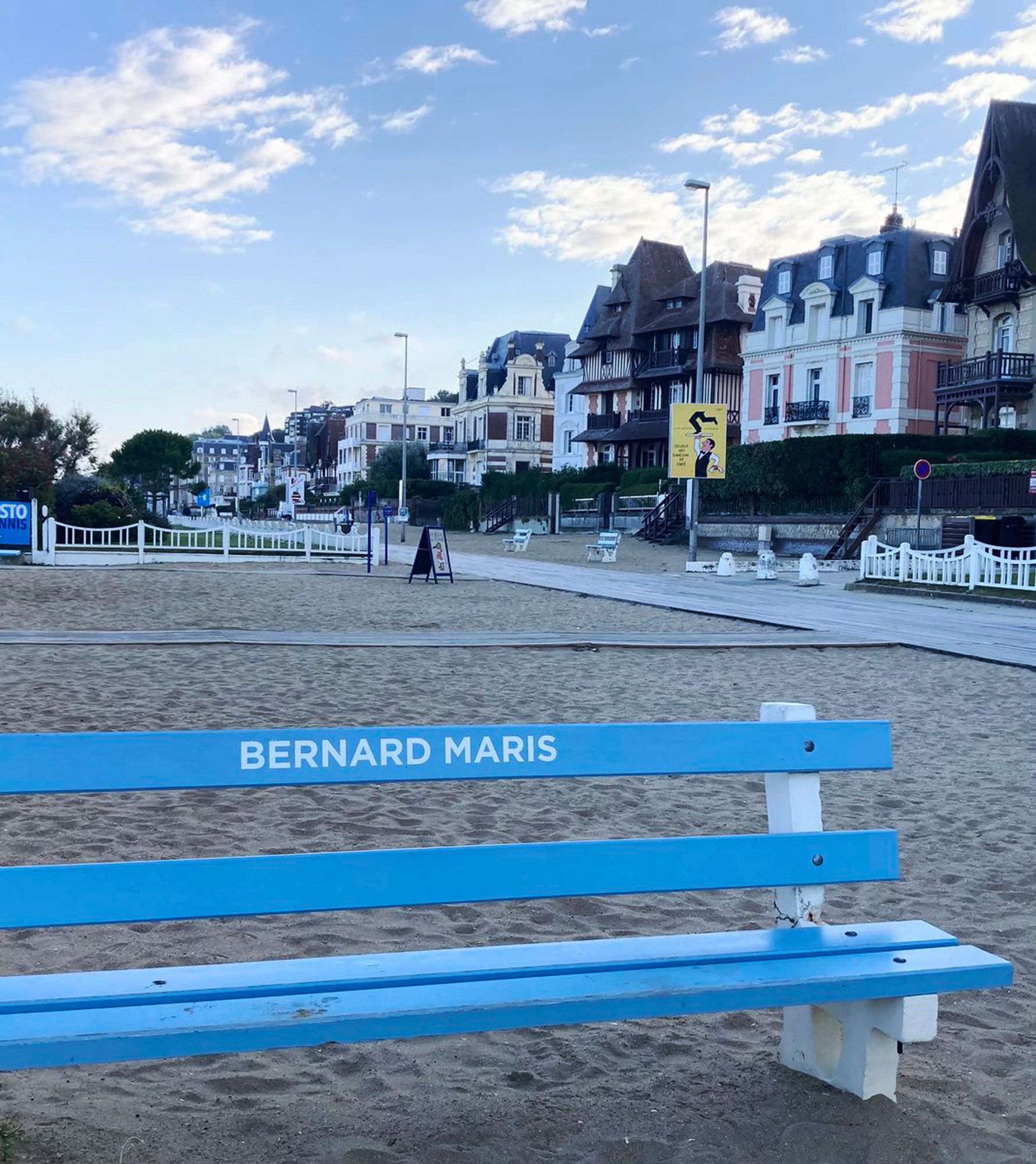 ⼺ Bernard Maris, un habitué de Trouville-sur-Mer

Banc bleu avec indication du nom de Bernard Maris