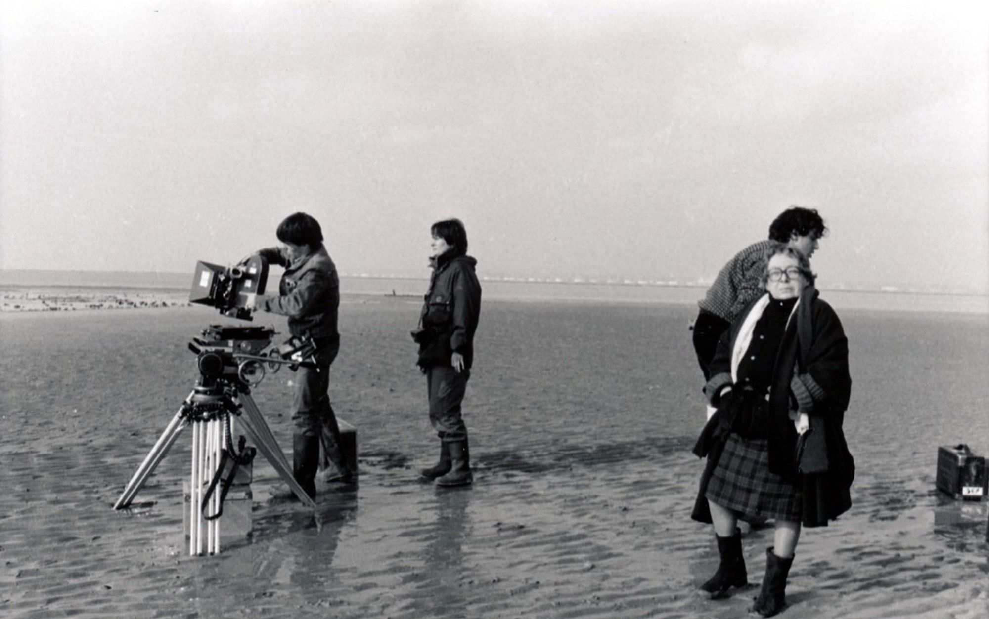 ❝J’aimerais qu’on m’appelle Marguerite Duras de Trouville.❞

— Marguerite Duras sur un tournage de film avec son équipe