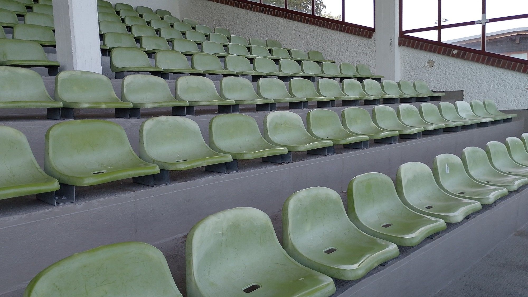 Einige grüne Sitzschalen auf der Tribüne im Stadion Lichterfelde