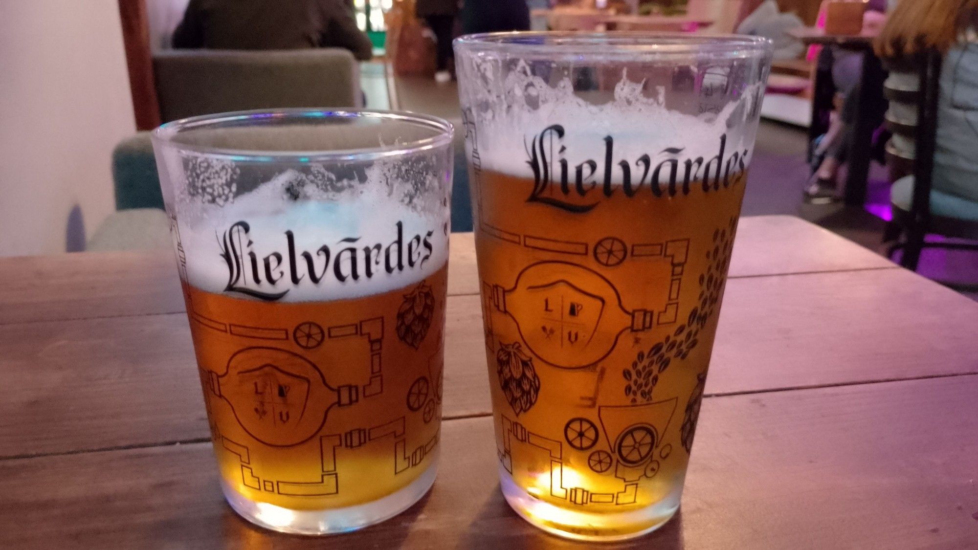 2 Gläser Bier auf einem Kneipentisch