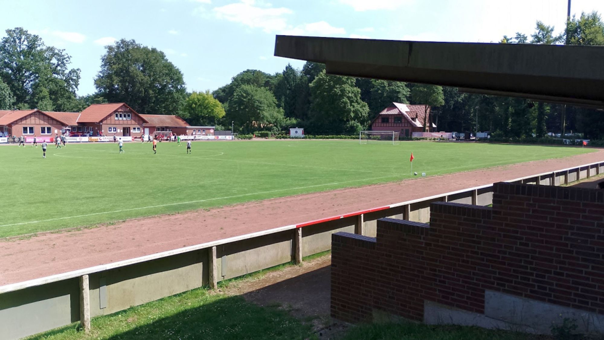 Foto vom Krandelstadion. Rechts ein Teil der Tribüne, im Hintergrund Vereinsheim und Funtionsgebäude.